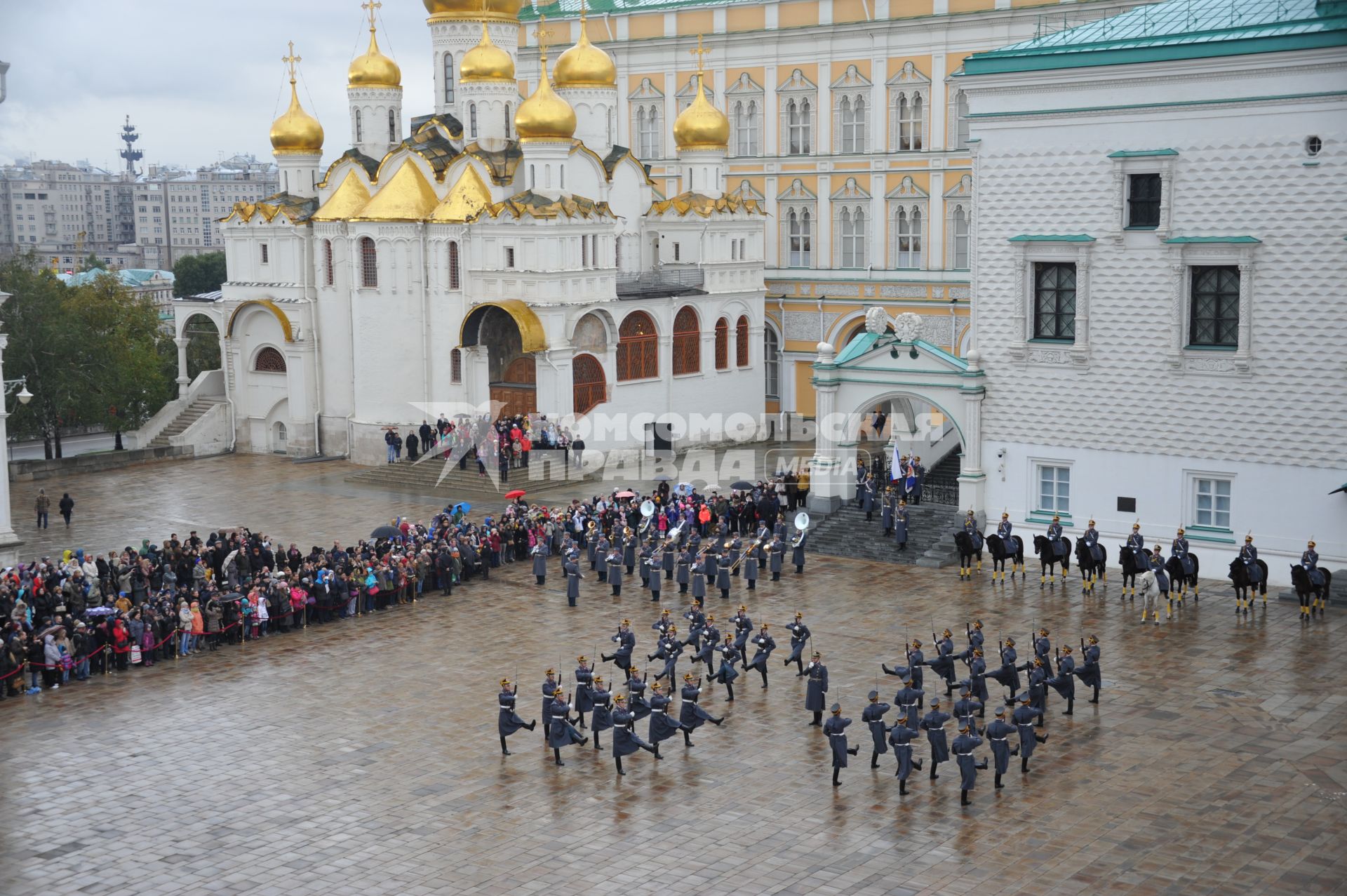 Москва. Последняя в 2016 году церемония развода конных и пеших караулов Президентского полка прошла на Соборной площади Московского Кремля.