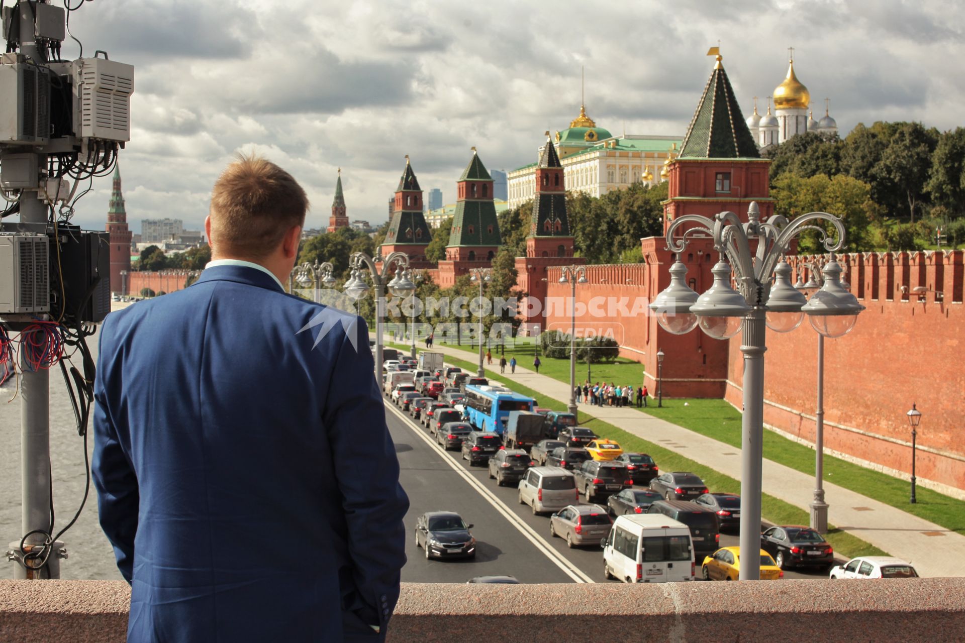 Москва. Мужчина смотрит на Кремль с Большого Москворецкого моста. Постановочный кадр.