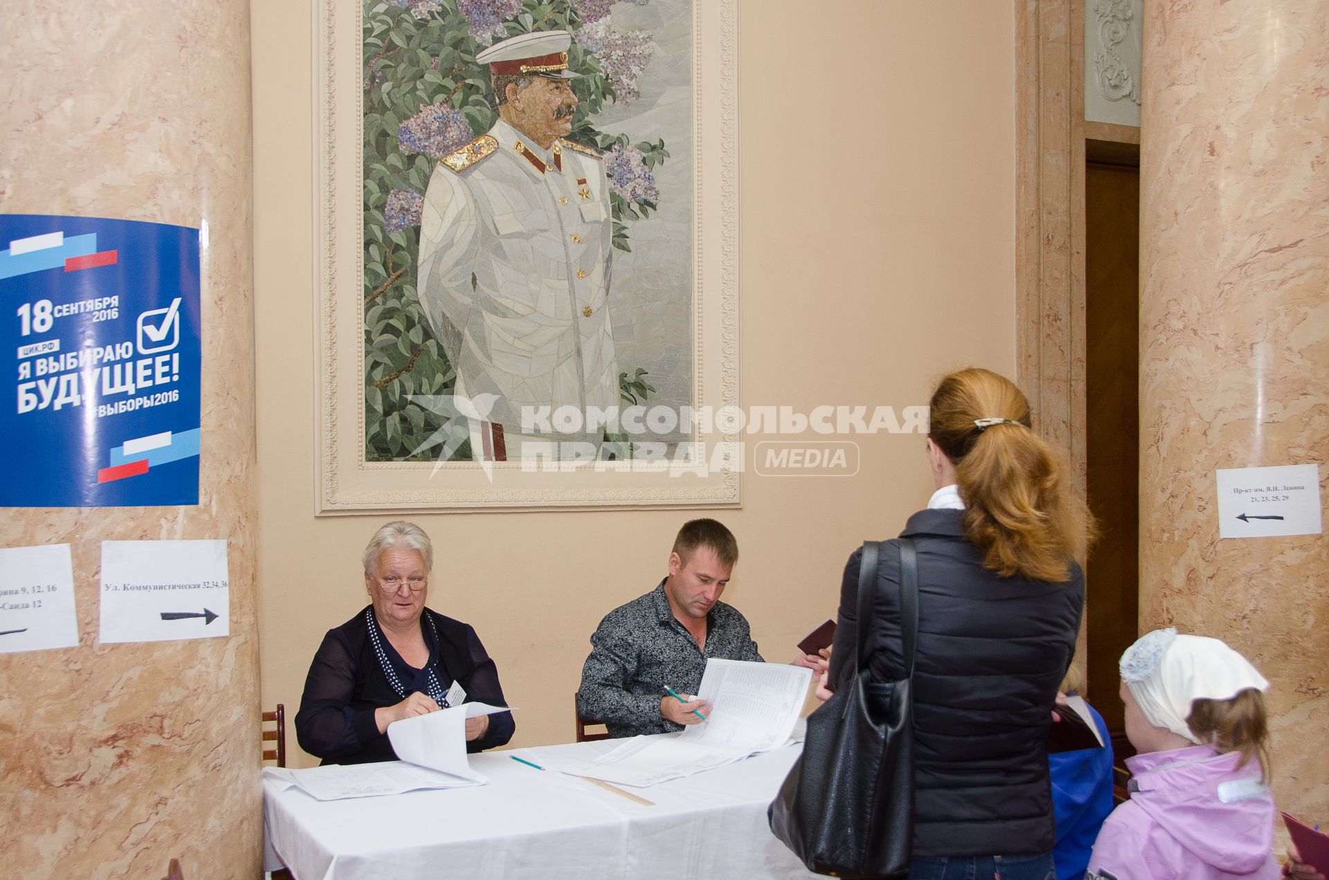 Волгоград.  Жители города в единый день голосования на избирательном участке.