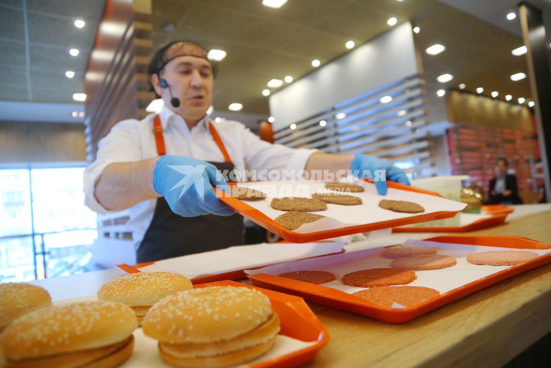 Екатеринбург. Ресторан быстрого питания  \'McDonald’s\'. Мастер-класс по приготовлению Биг Мака