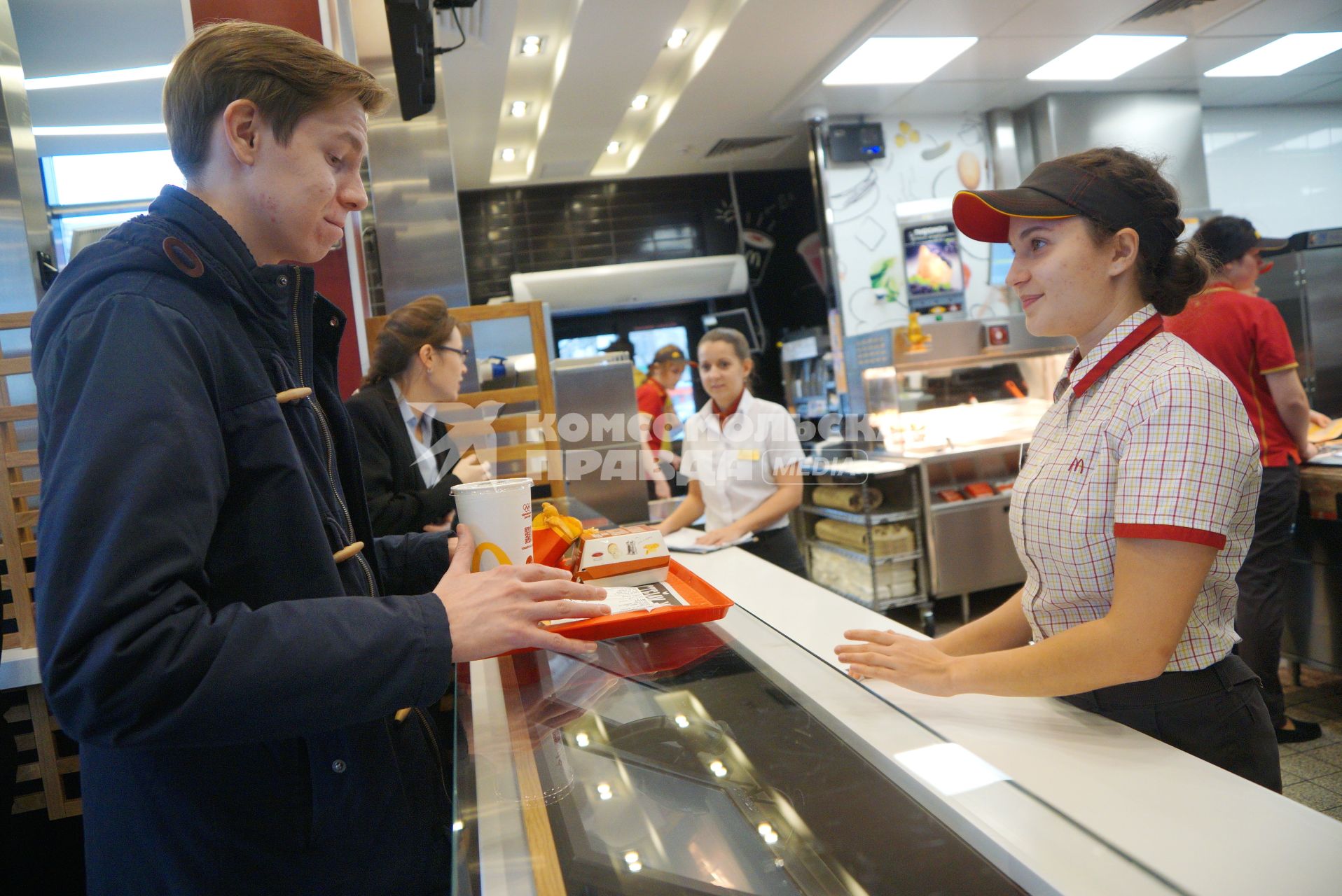 Екатеринбург. Посетители ресторана быстрого питания  \'McDonald’s\'.