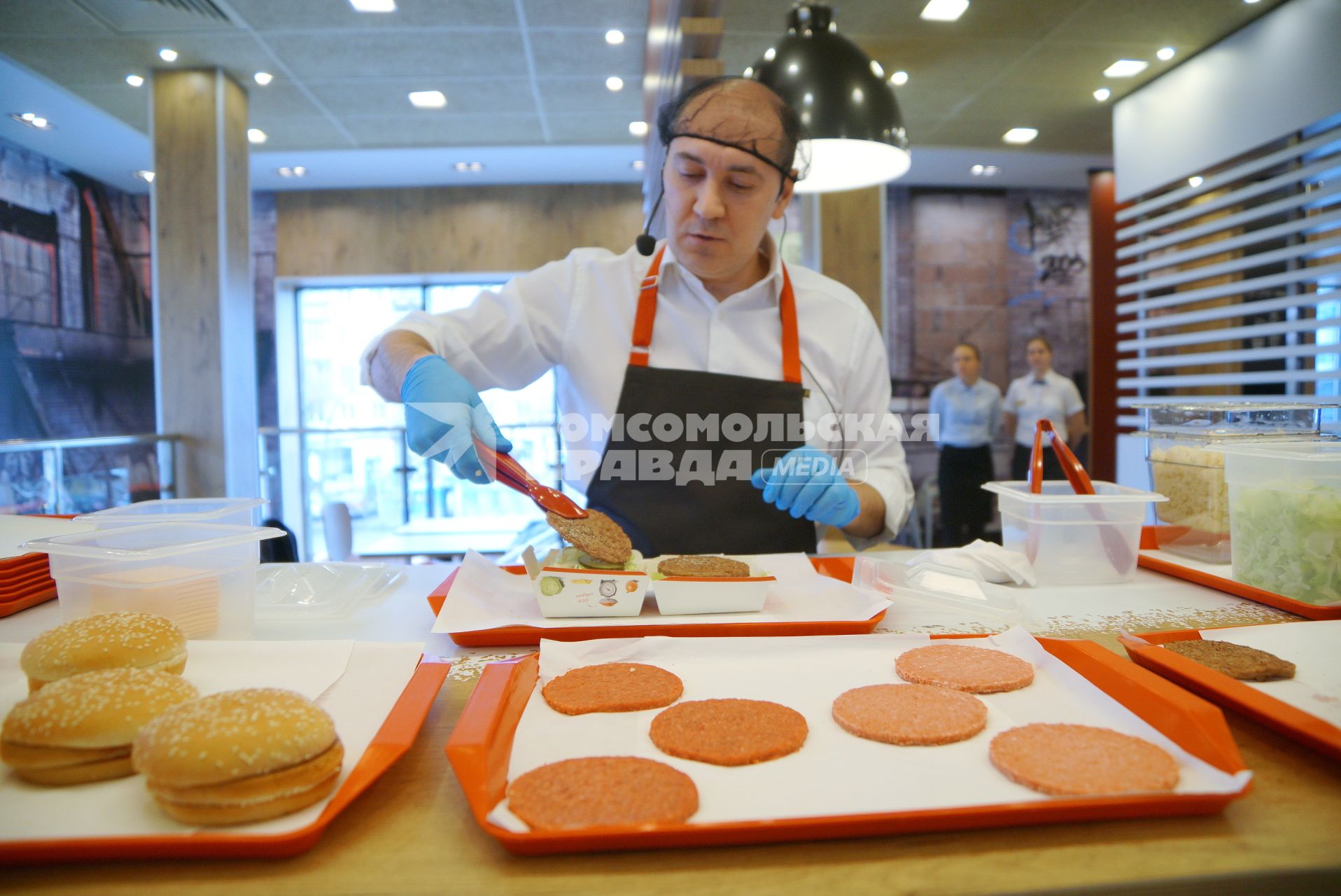 Екатеринбург. Ресторан быстрого питания  \'McDonald’s\'. Мастер-класс по приготовлению Биг Мака