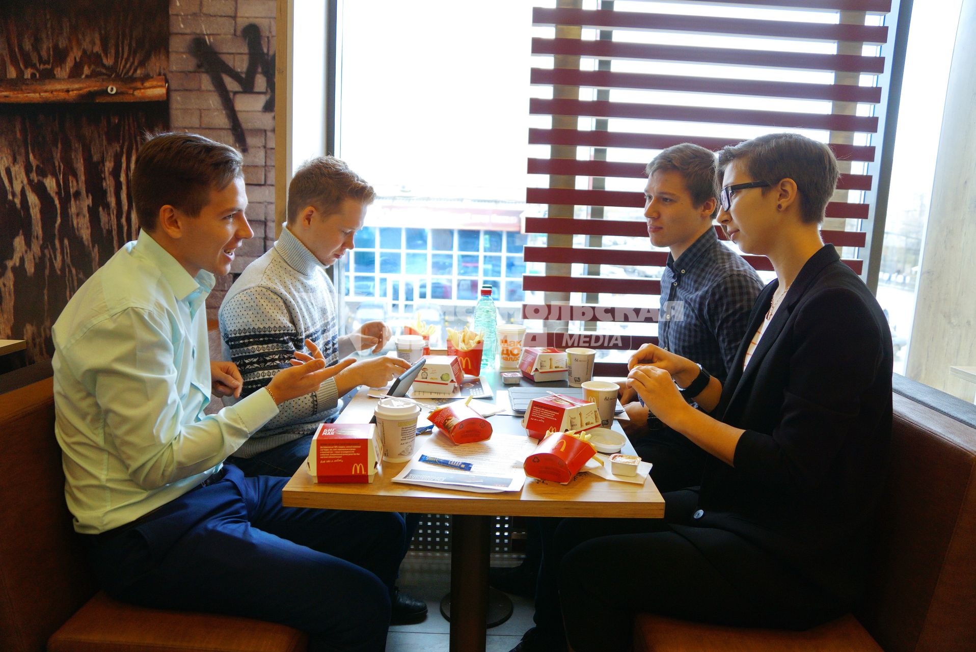 Екатеринбург. Посетители ресторана быстрого питания  \'McDonald’s\'.