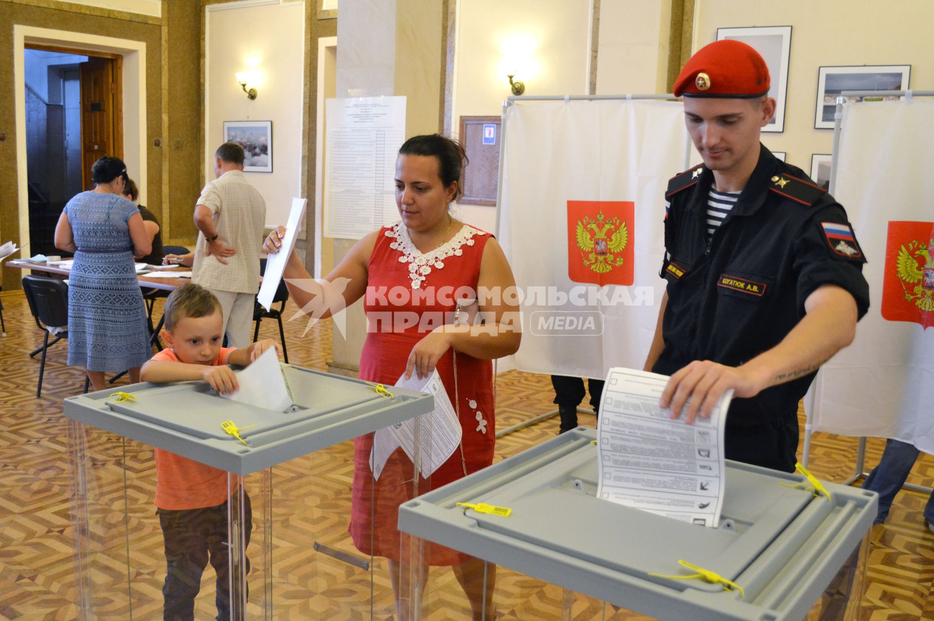 Крым. Севастополь.  Жители города  в единый день голосования на избирательном участке.