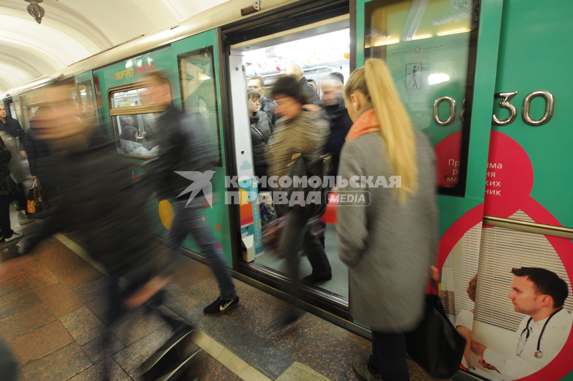 Москва.  Пассажиры выходят из вагона поезда метро.