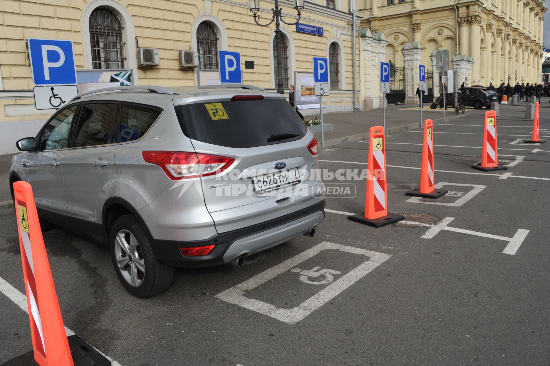 Москва.   Места парковки для инвалидов.