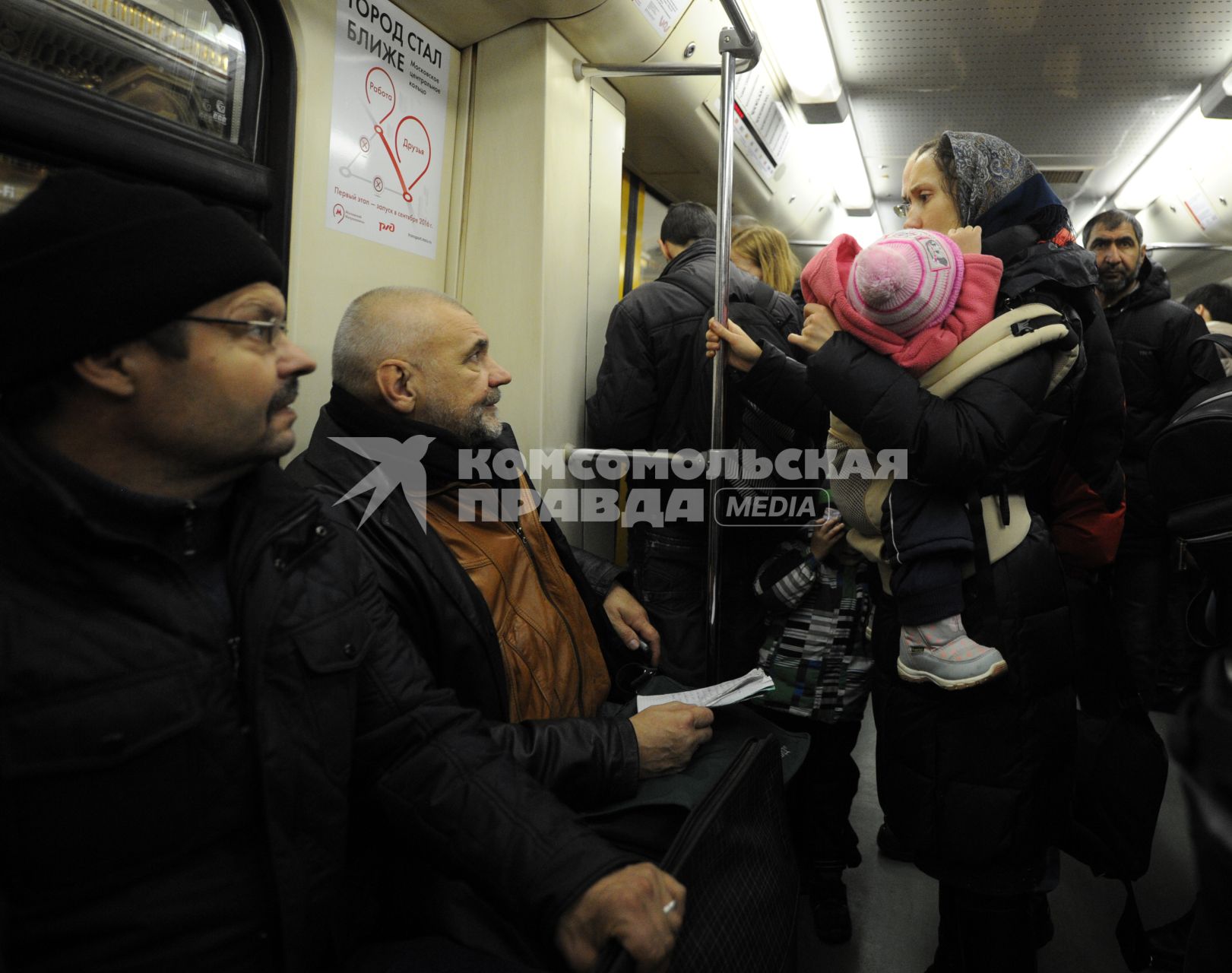 Москва.  Пассажиры в вагоне поезда метро.