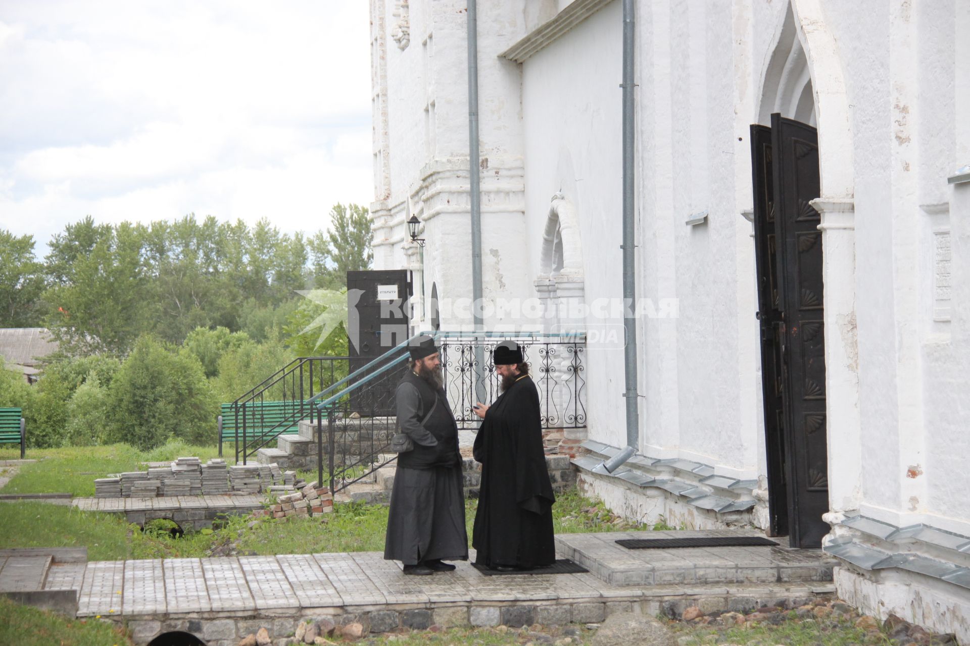 Переславль-Залесский. Священники в Свято-Троицком мужском монастыре, где убили игумена Даниила (Соколова).