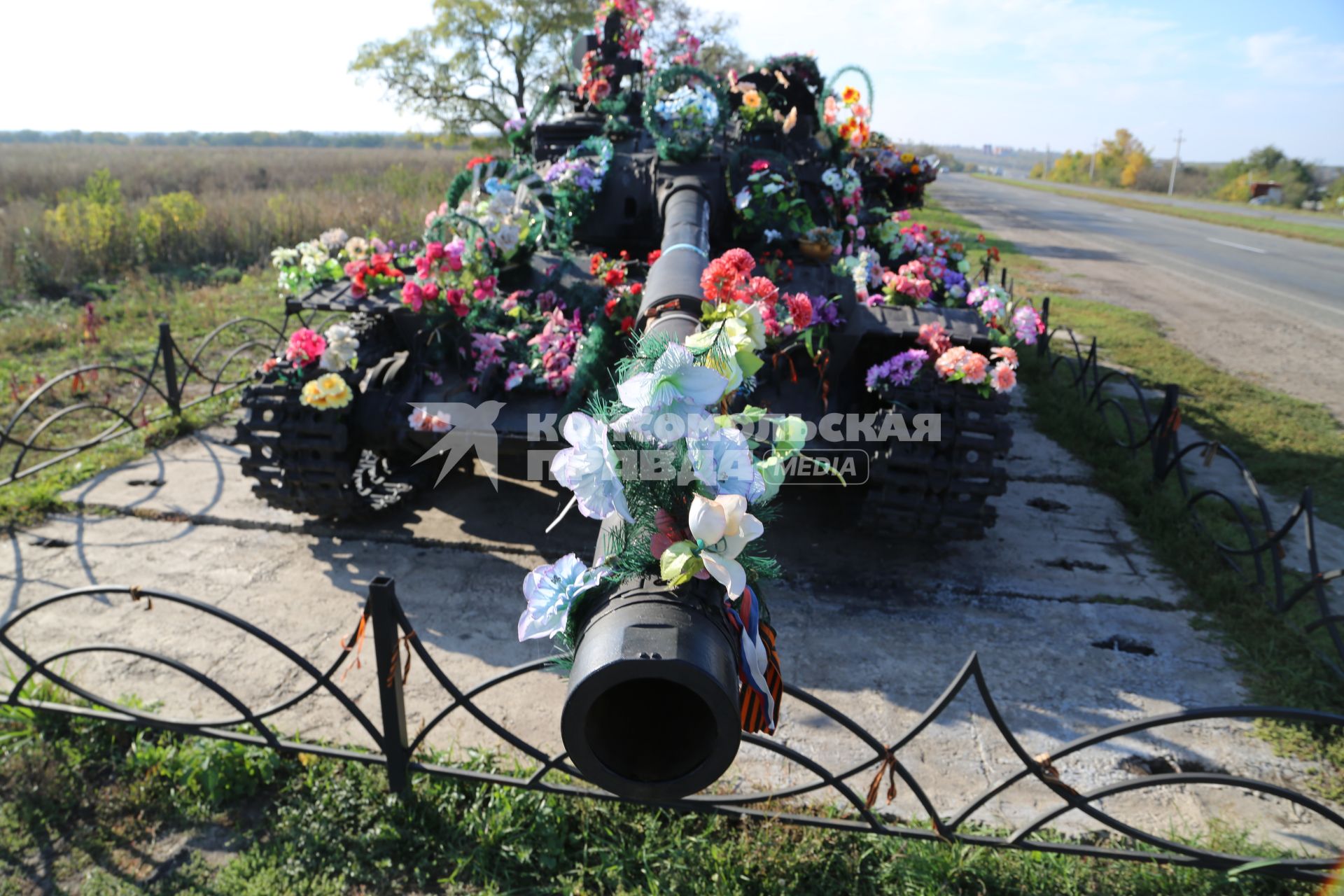 Украина, Луганская область. Танк-памятник с надписью `За наше и ваше будущее` возле села Хрящеватое.