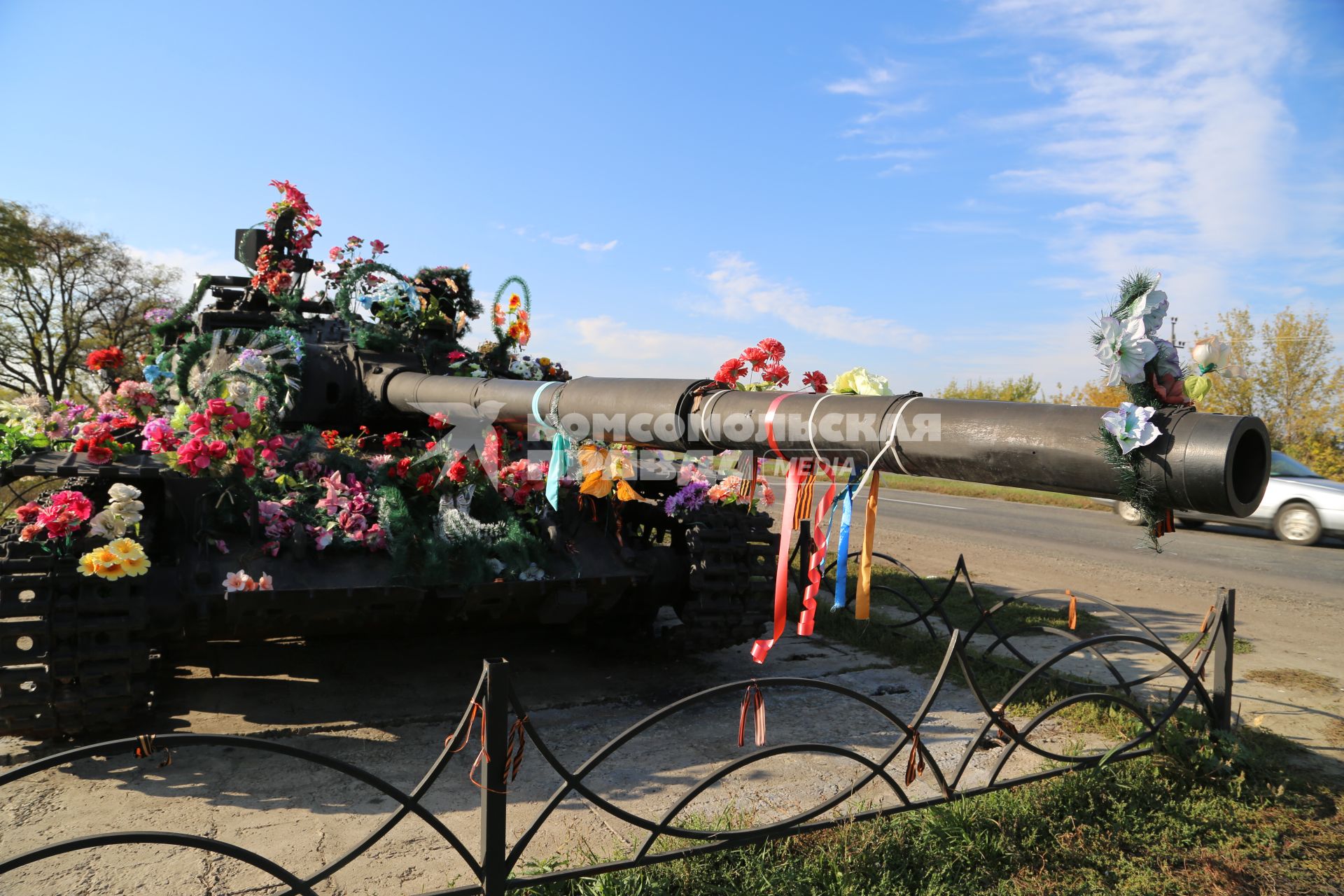 Украина, Луганская область. Танк-памятник с надписью `За наше и ваше будущее` возле села Хрящеватое.