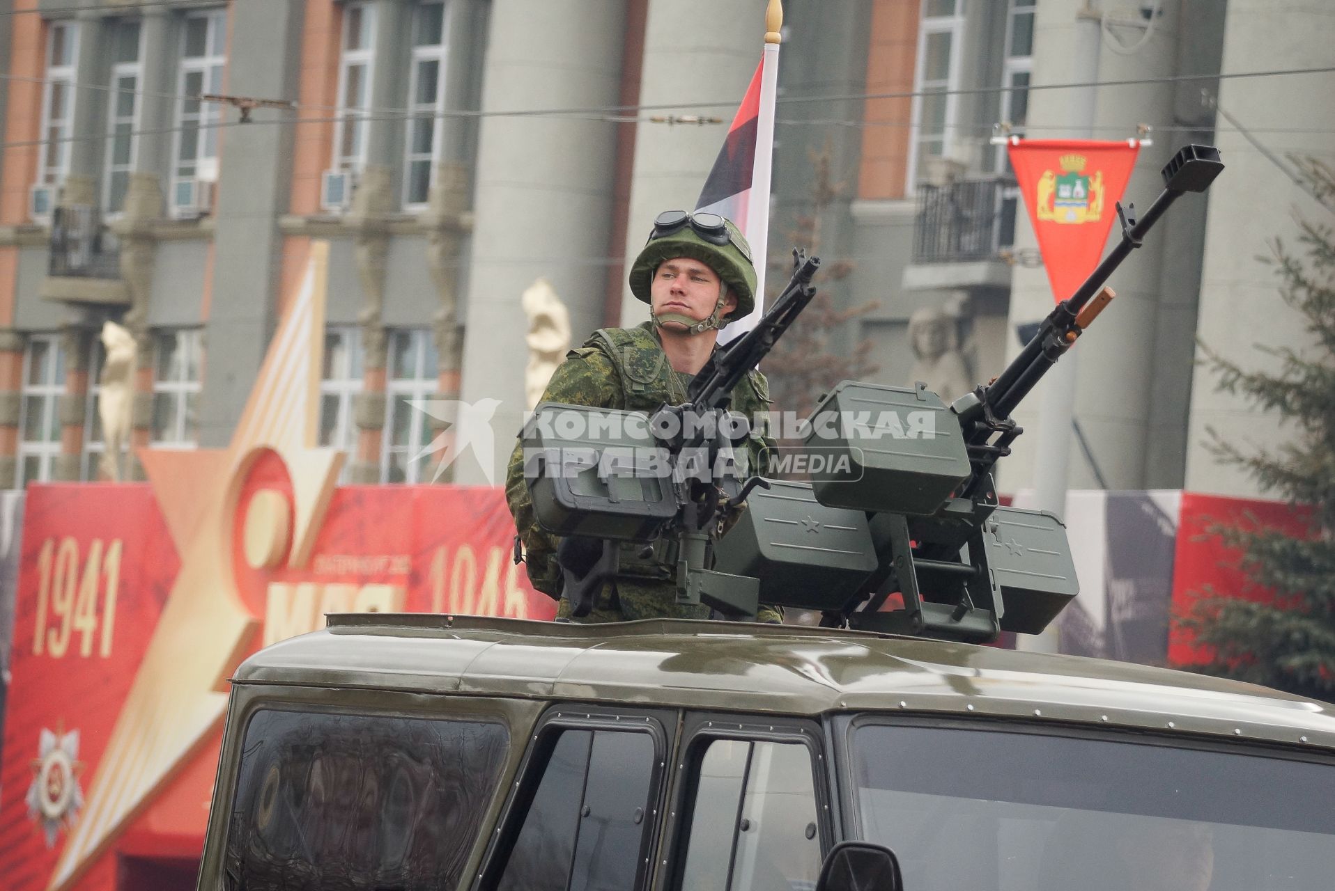 Екатеринбург. Автомобили УАЗ `Гусар` (ТС-3163) на параде, посвященном 68-й годовщине Победы в Великой Отечественной войне.