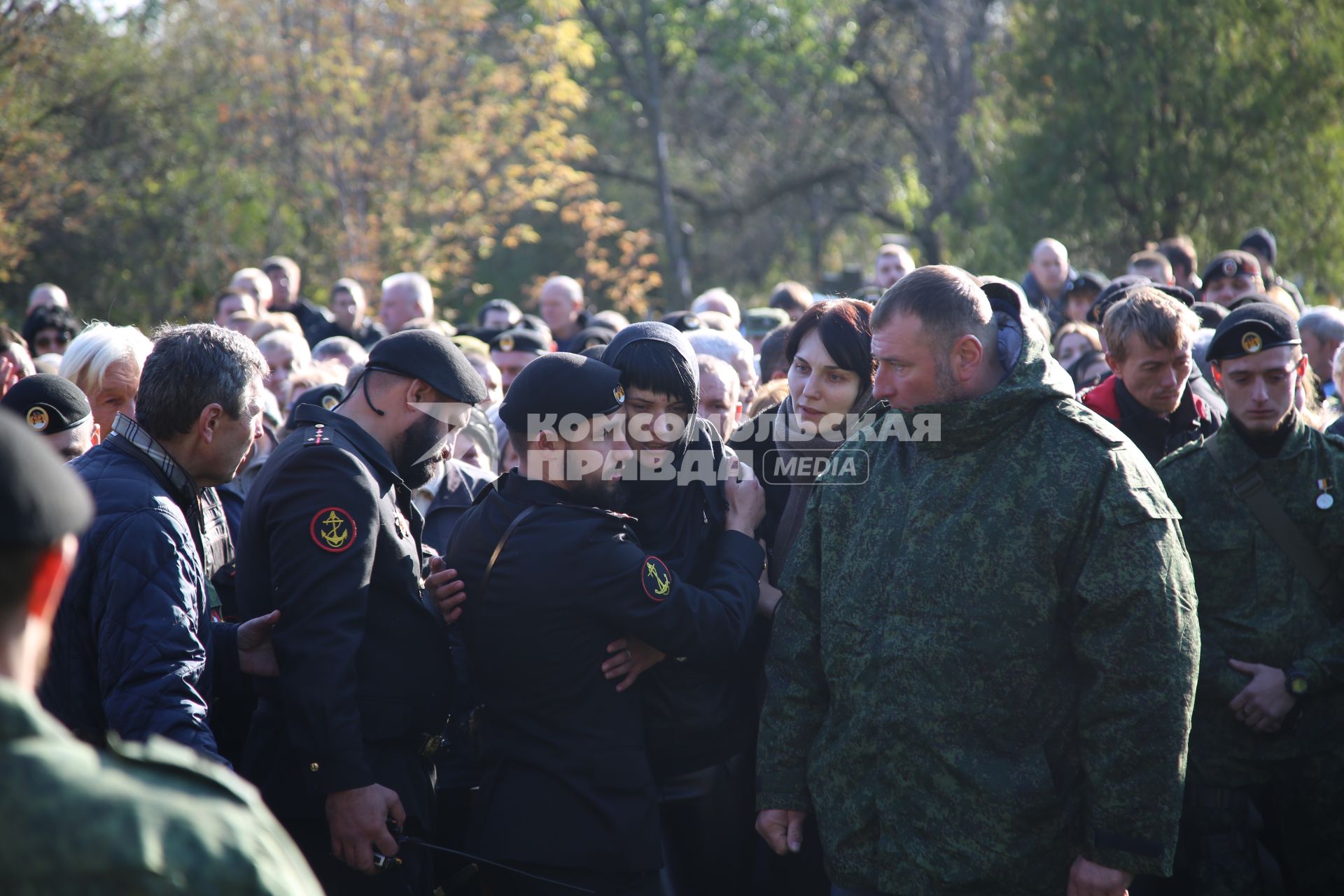 Украина, Донецк. Вдова Елена и заместитель Моторолы Ваха (в центре) на похоронах командира батальона `Спарта` Арсена Павлова (Моторолы).