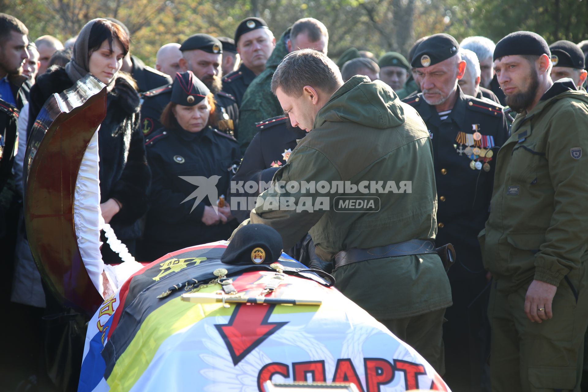 Украина, Донецк. Глава ДНР Александр Захарченко (в центре) на похоронах командира батальона `Спарта` Арсена Павлова (Моторолы).