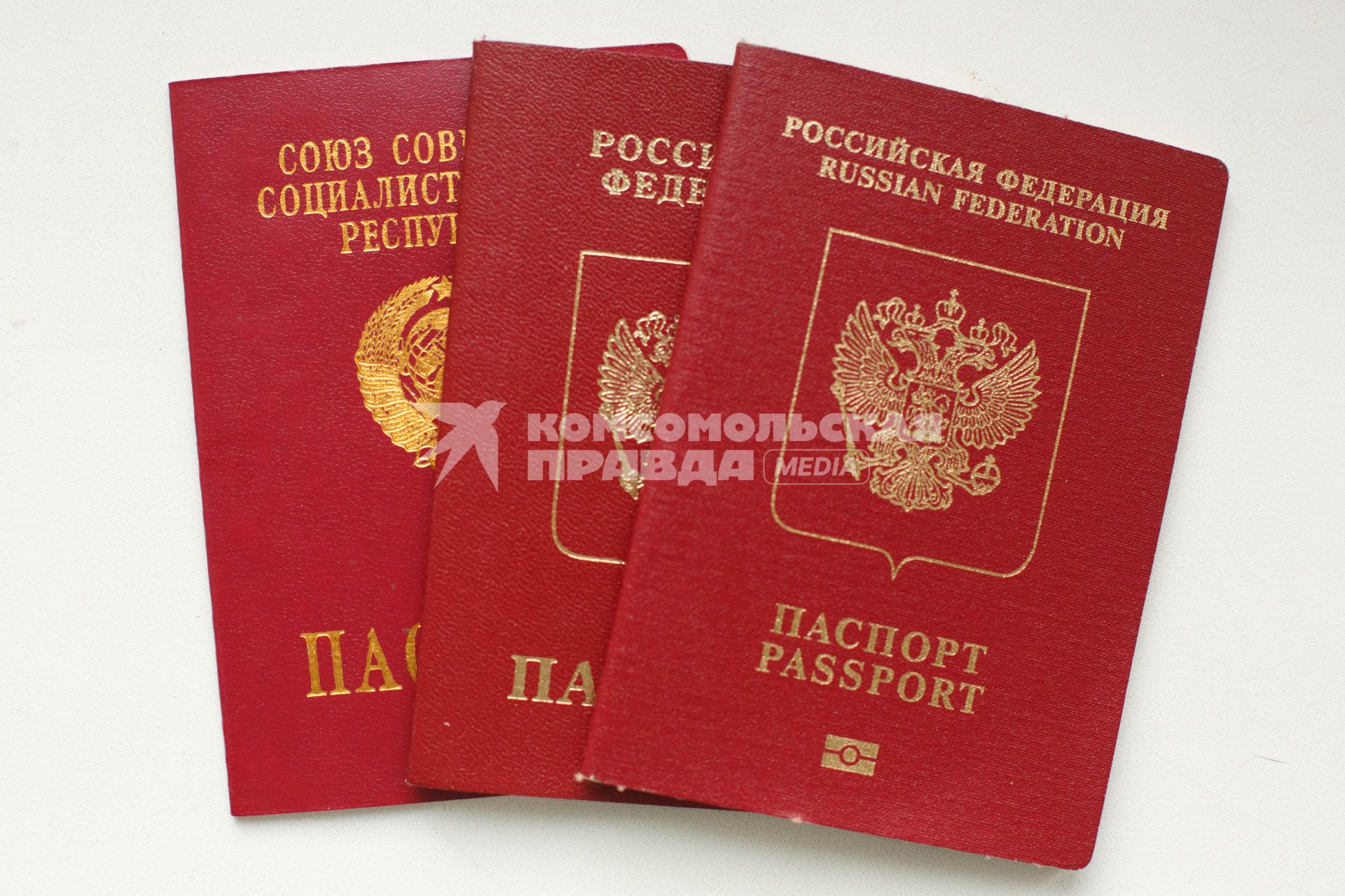 Санкт-Петербург. Паспорт гражданина СССР , паспорт и заграничный паспорт  гражданина РФ (слева направо).