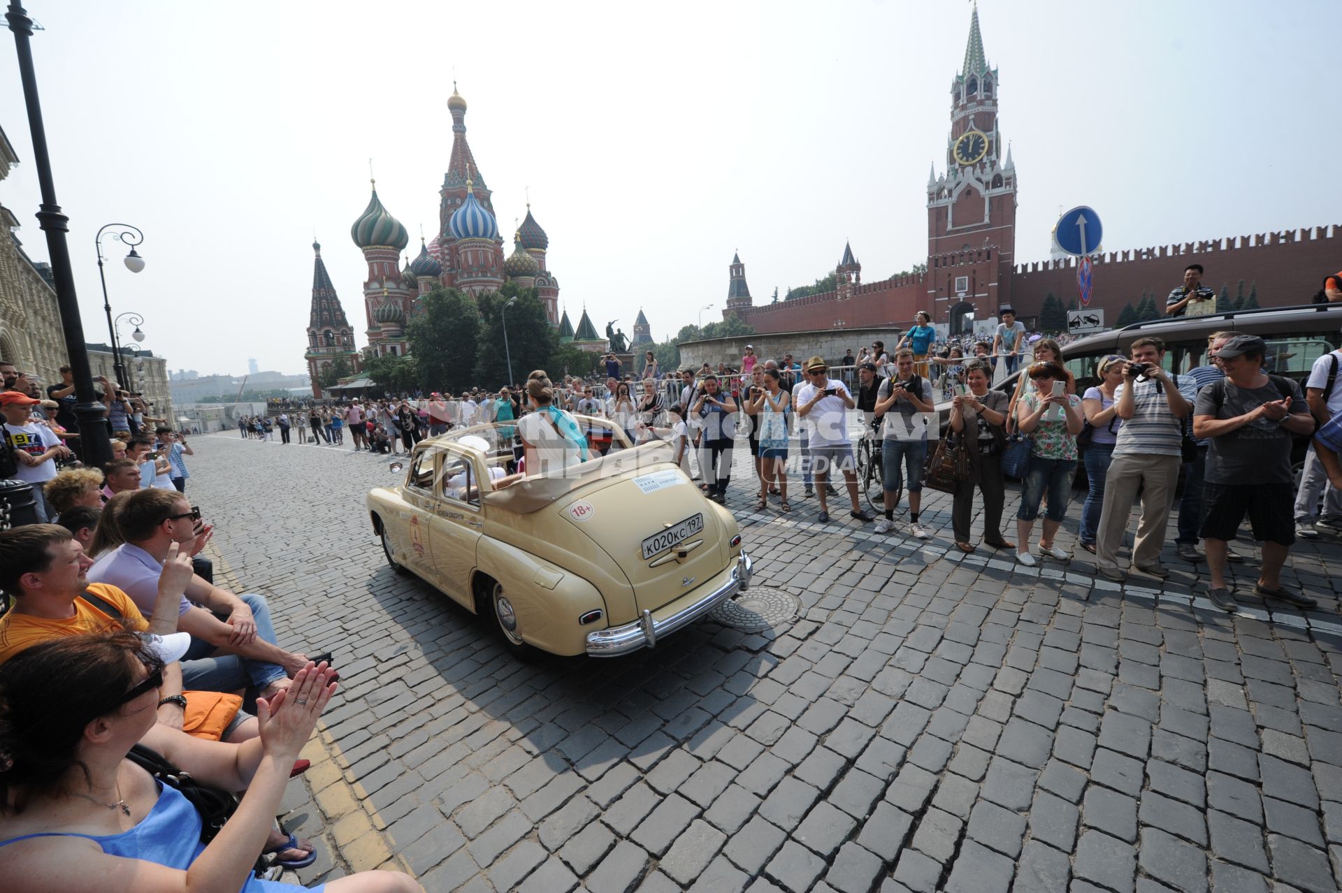 Москва.  Автомобиль `Победа` ГАЗ М-20Б во время автопробега классических автомобилей `ГУМ-Авторалли` на Красной площади.