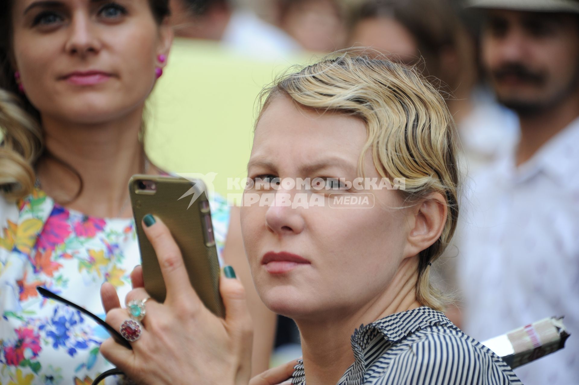 Москва.   Актриса и режиссер Рената Литвинова перед стартом  автопробега классических автомобилей `ГУМ-Авторалли` у ГУМа.