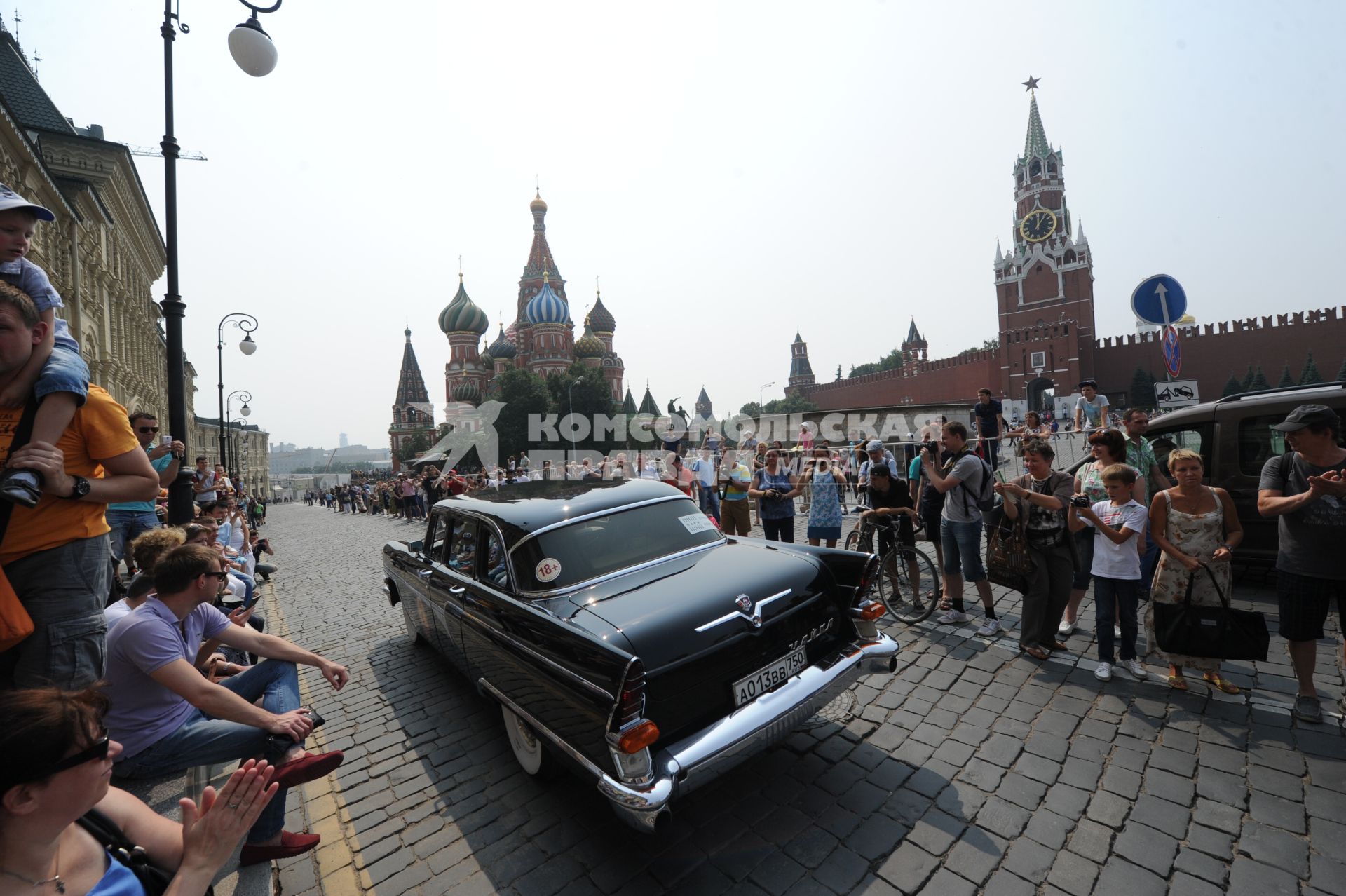 Москва.    Автомобиль `Чайка` ГАЗ 13  во время автопробега классических автомобилей `ГУМ-Авторалли` на Красной площади.