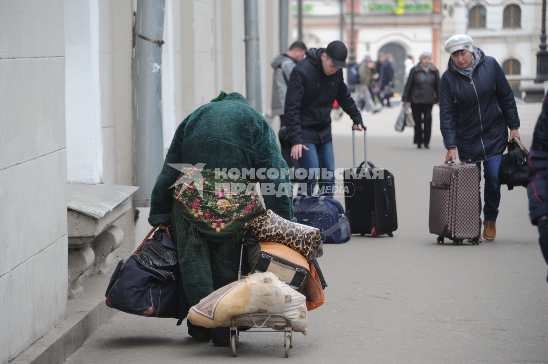 Москва.  Женщина с багажом у Казанского вокзала.