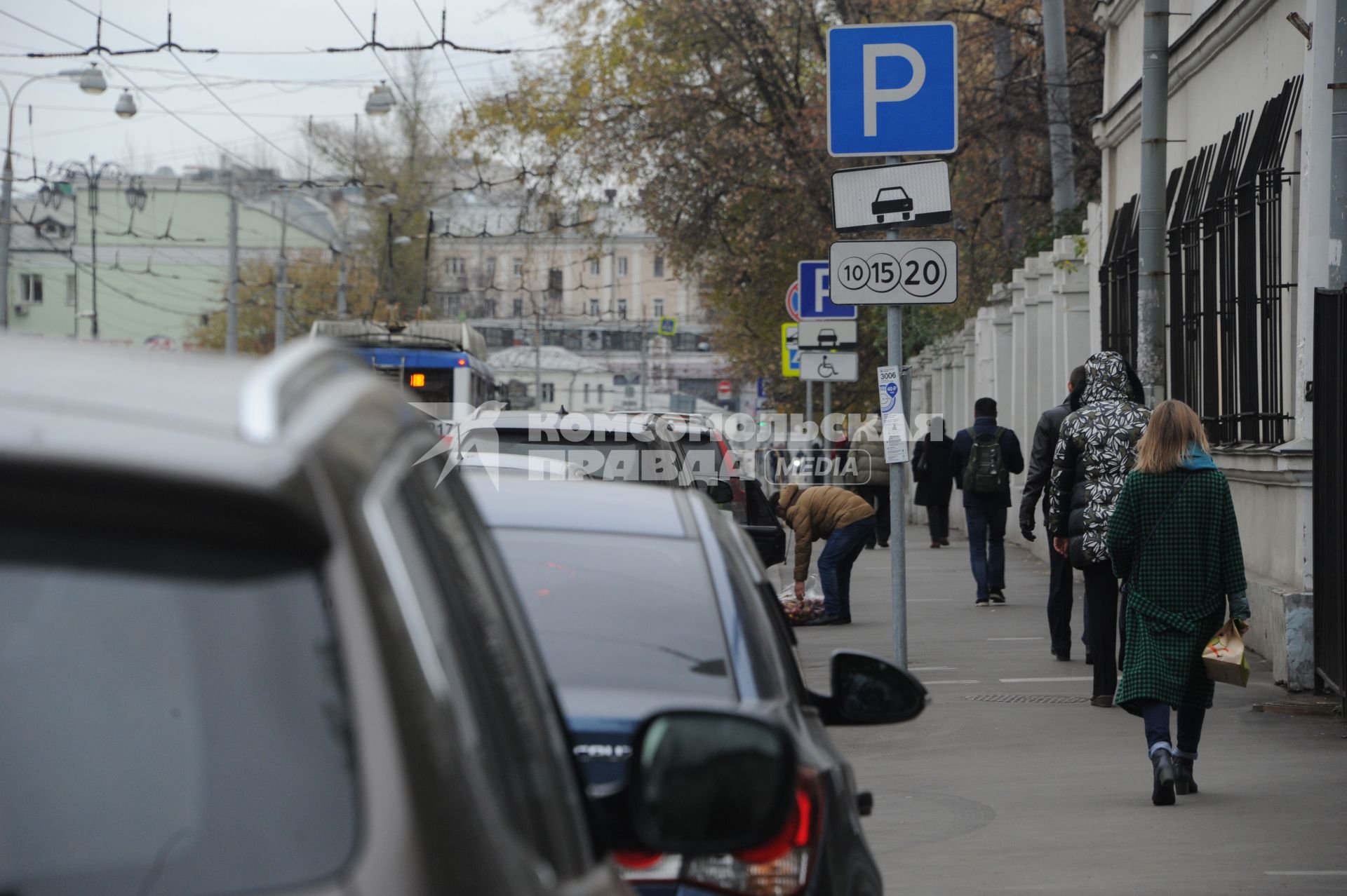 Москва.  Дорожный знак, информирующий о платной парковке на одной из улиц города.