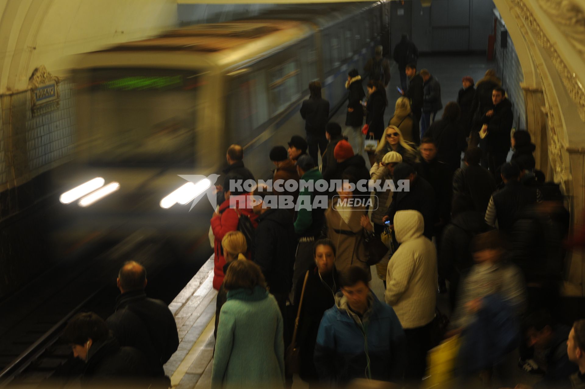 Москва.  Пассажиры на станции метро `Таганская`.