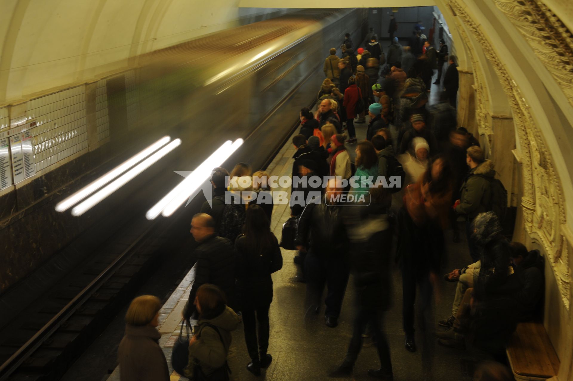 Москва.  Пассажиры на станции метро `Таганская`.