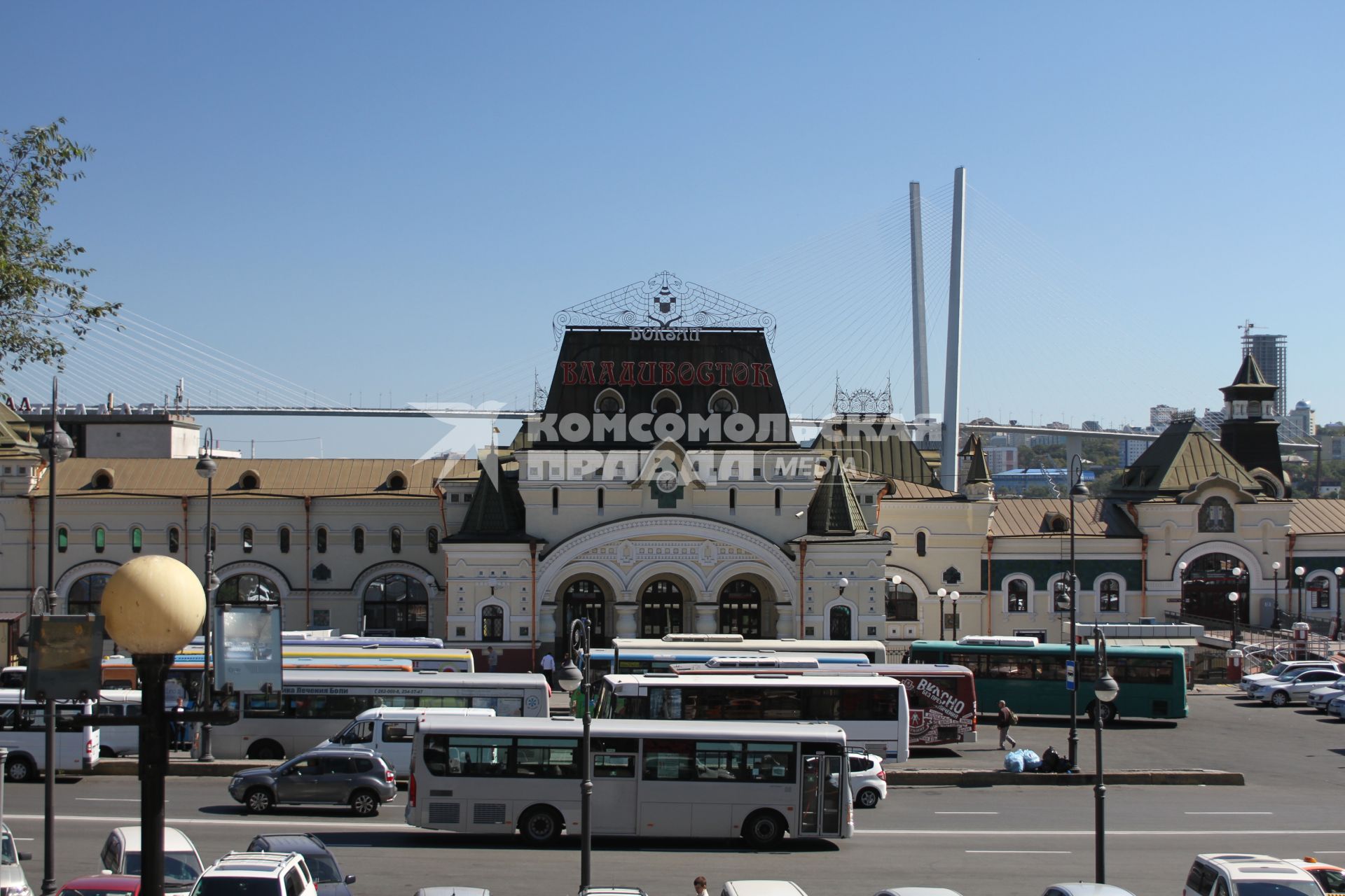 Владивосток. Вид на Золотой мост и здание железнодорожного вокзала.