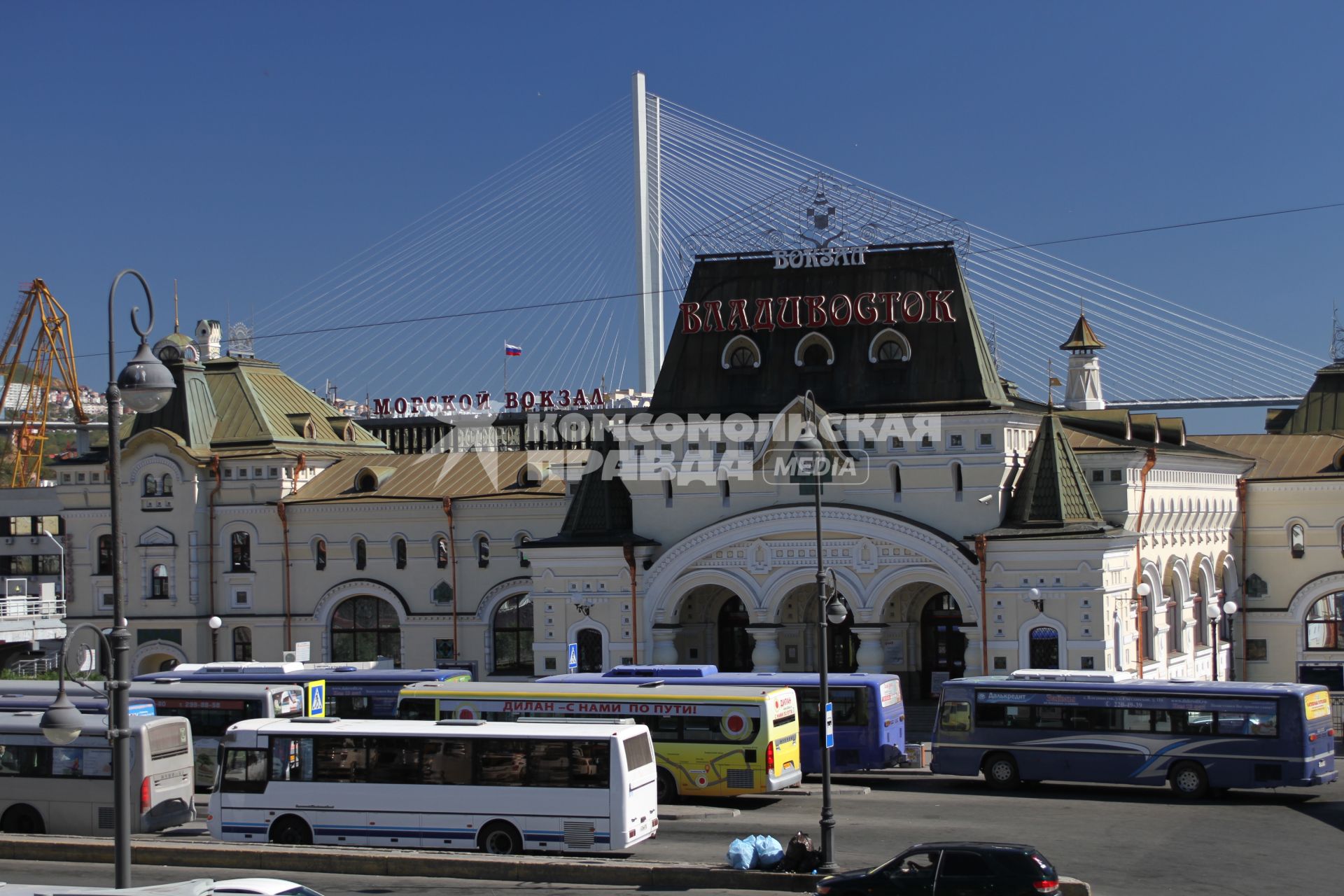 Владивосток. Вид на Золотой мост и здания железнодорожного и  морского вокзалов.