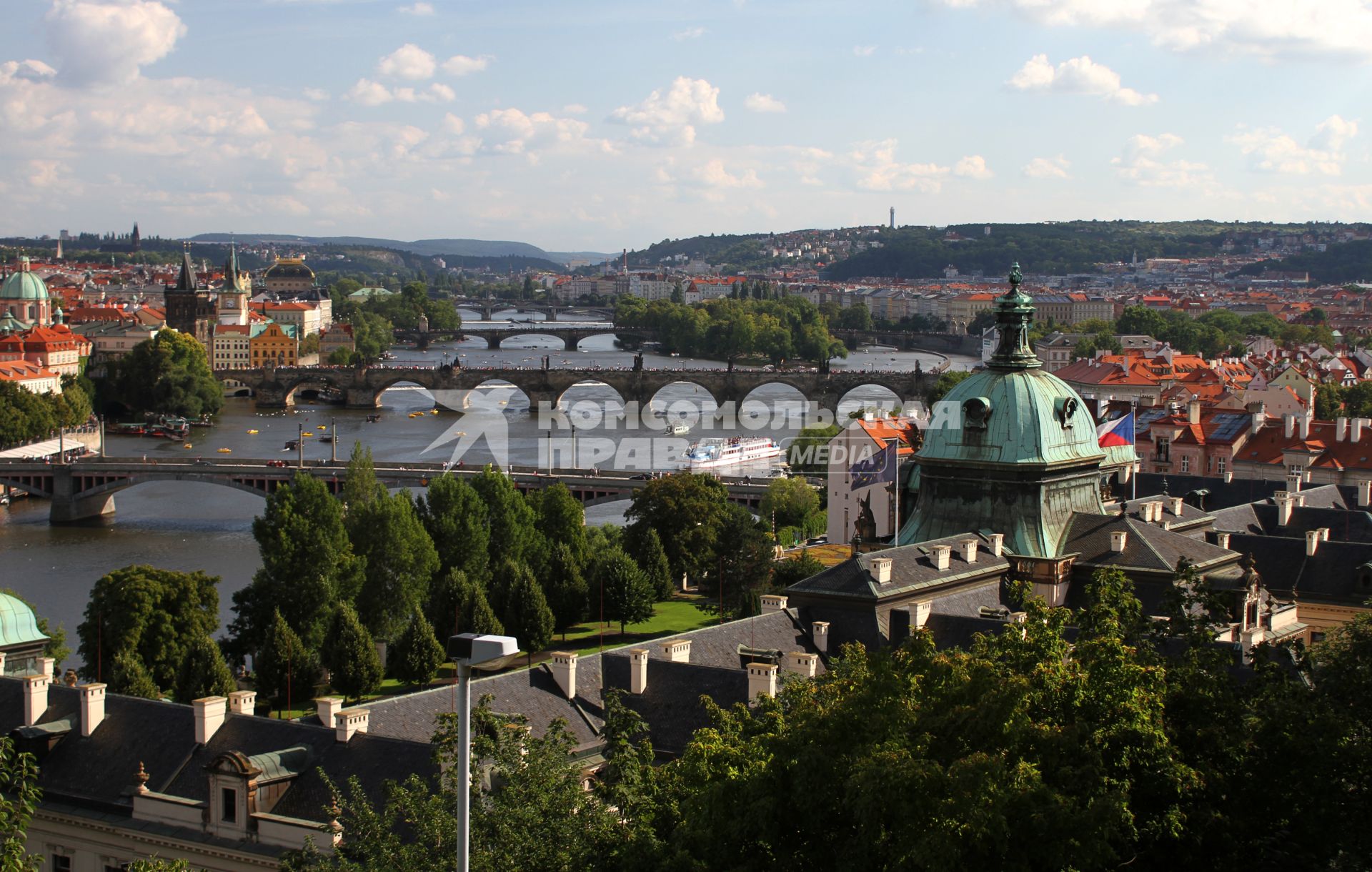 Чехия, Прага. Вид на город и реку Влтава.