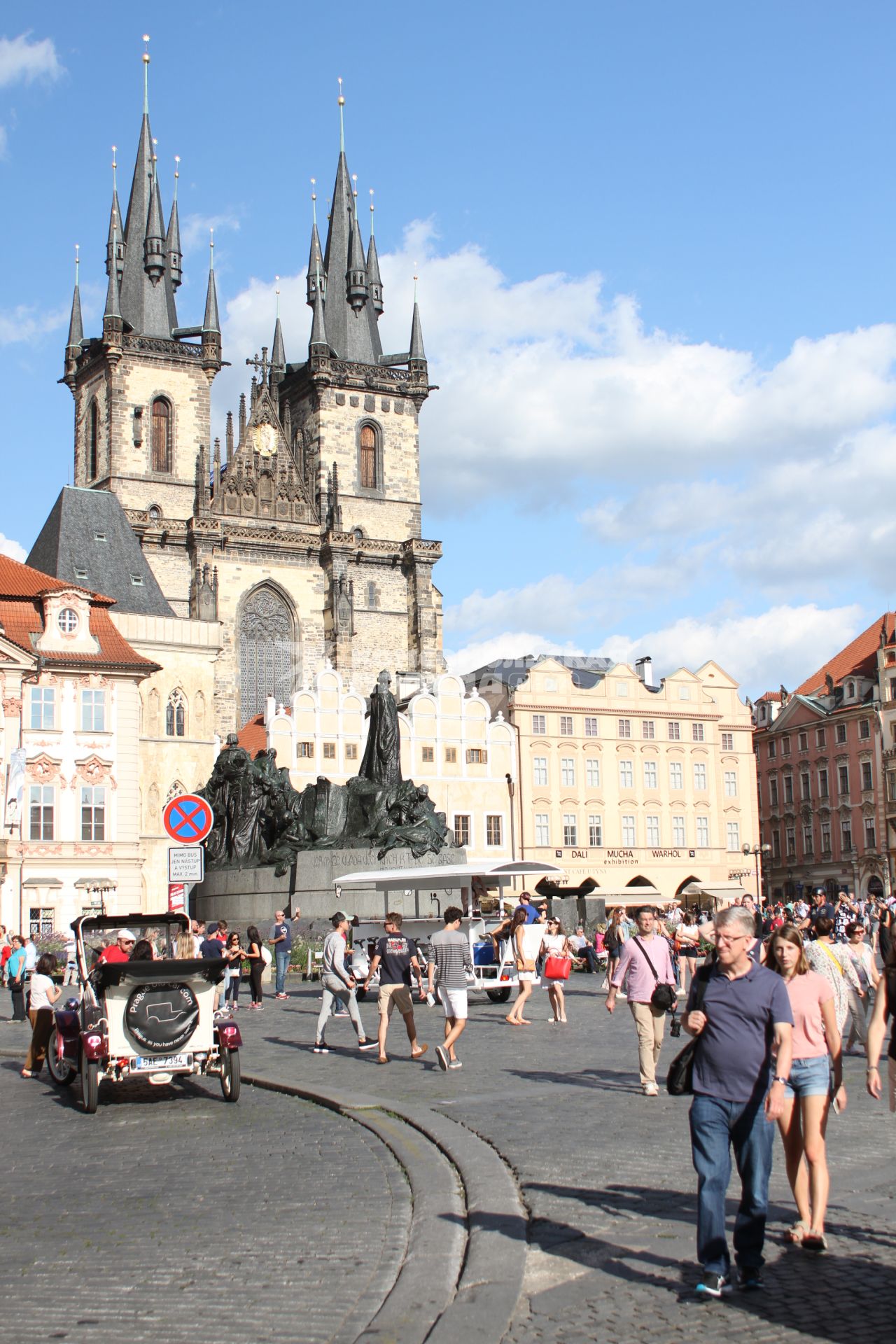 Чехия, Прага. Храм Девы Марии перед Тыном на Староместской площади.