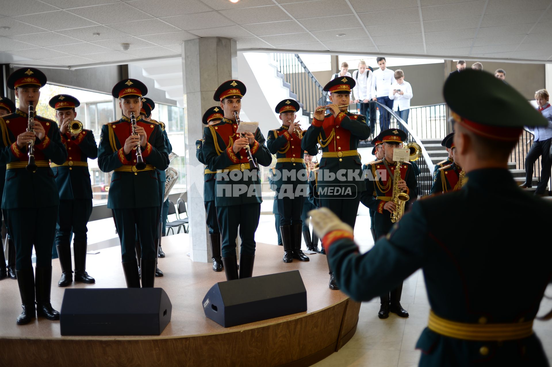 Москва. Выступление военного духового оркестра на  первом слете московского отделения Всероссийского военно-патриотического движения `Юнармия` на Воробьевых горах.