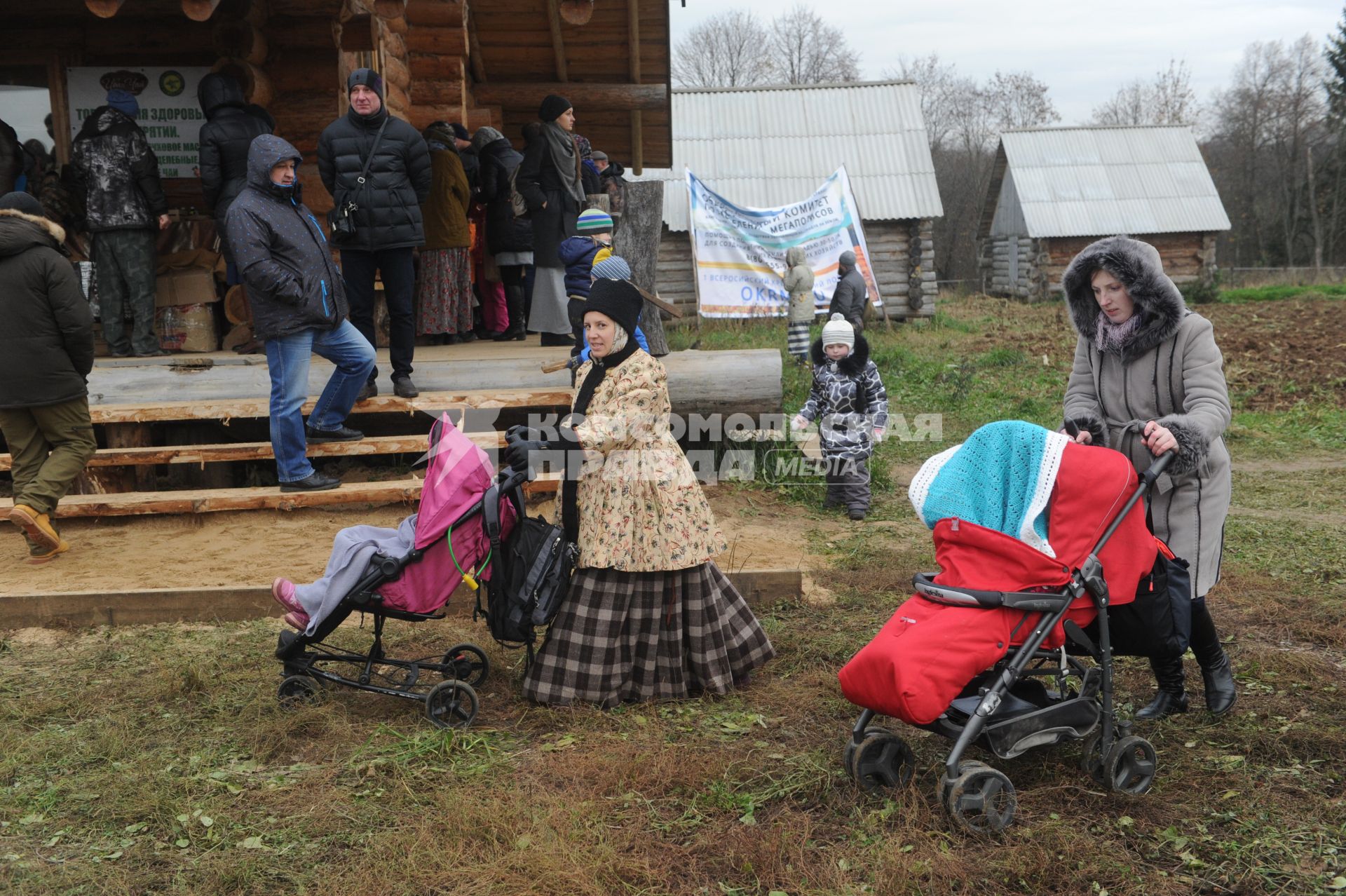 Московская область.  Женщины с колясками  на`2-м  российском продовольственном  форуме `.