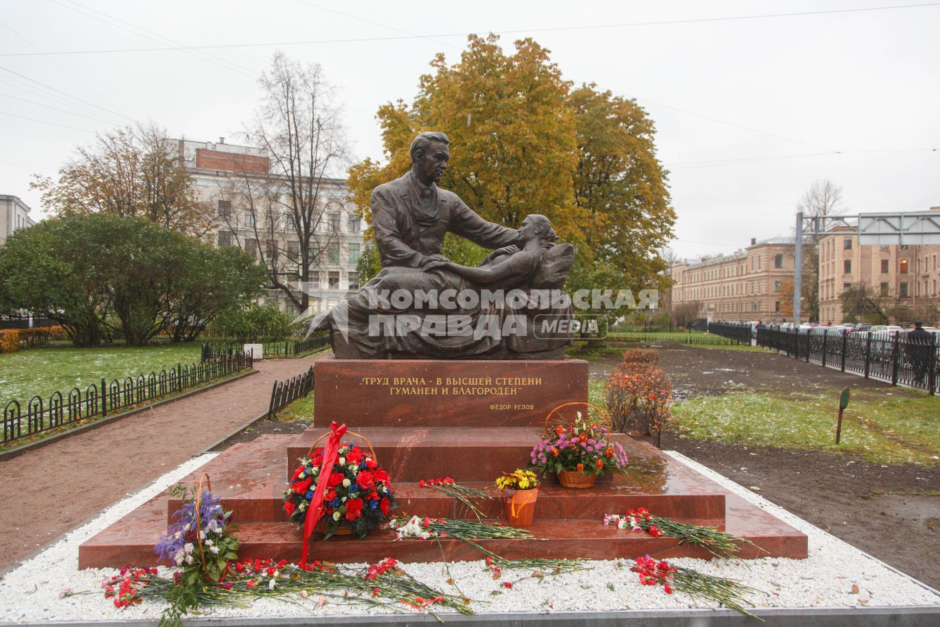 Санкт-Петербург. Памятник хирургу, академику Федору Углову.