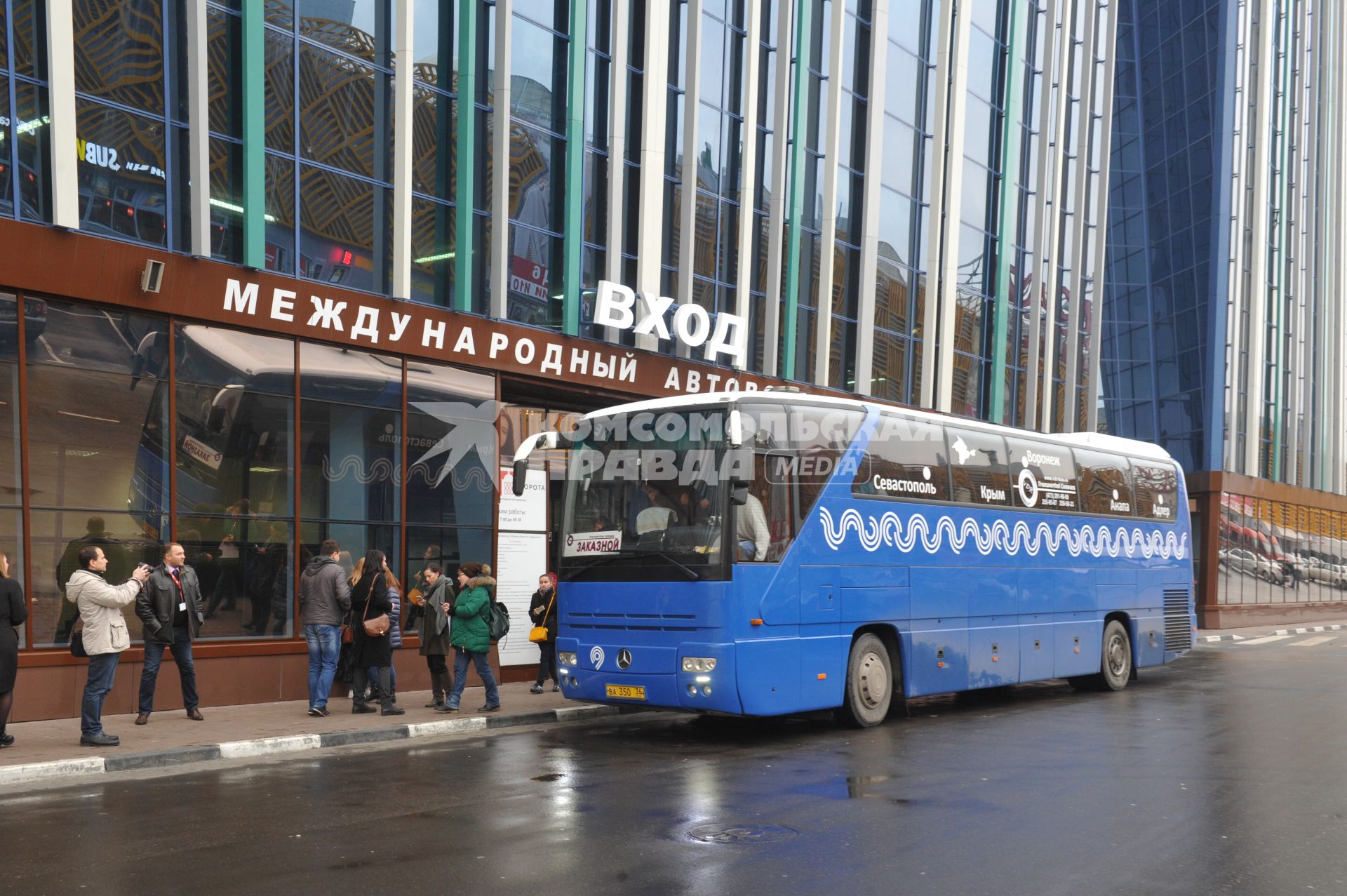 Москва.   Автобус у здания международного автовокзала `Южные ворота` в Люблино.