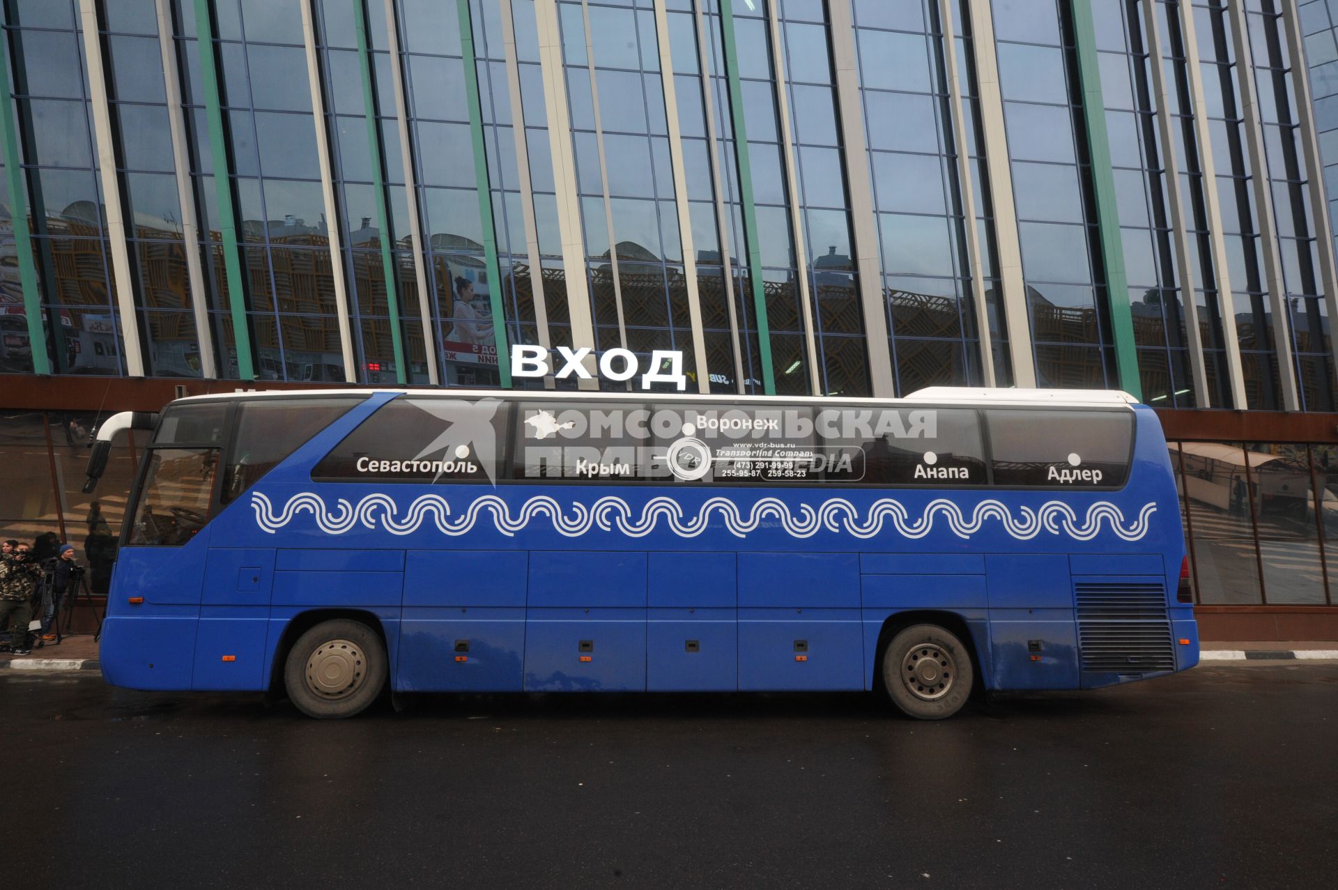 Москва.   Автобус у здания международного автовокзала `Южные ворота` в Люблино.