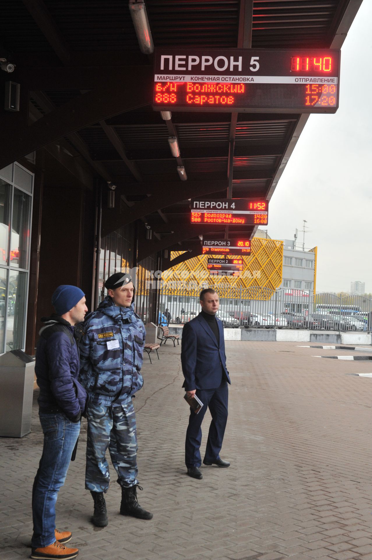 Москва. У здания международного  автовокзала `Южные ворота` в Люблино.