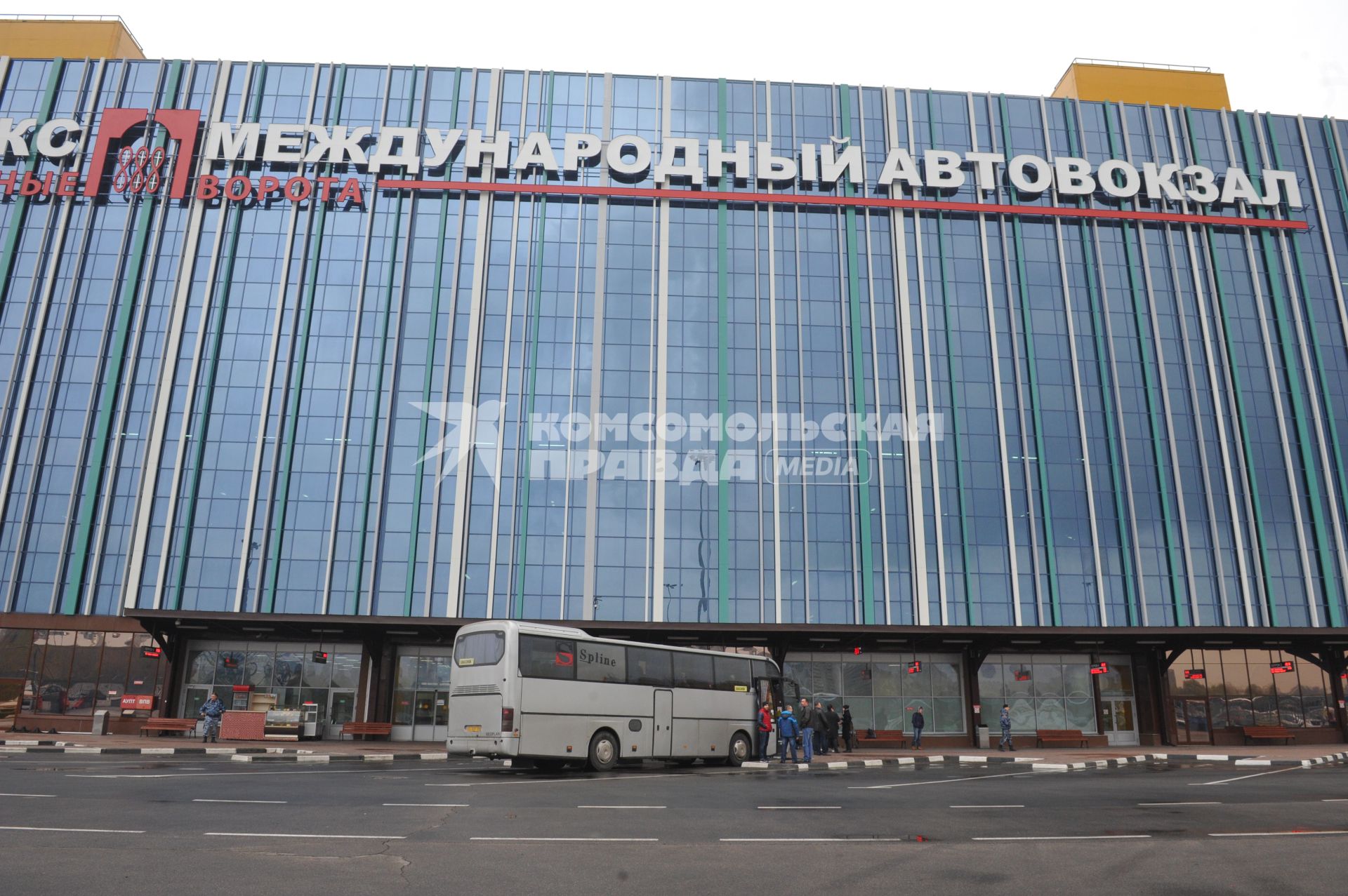 Москва.   Автобус у здания международного автовокзала `Южные ворота` в Люблино.