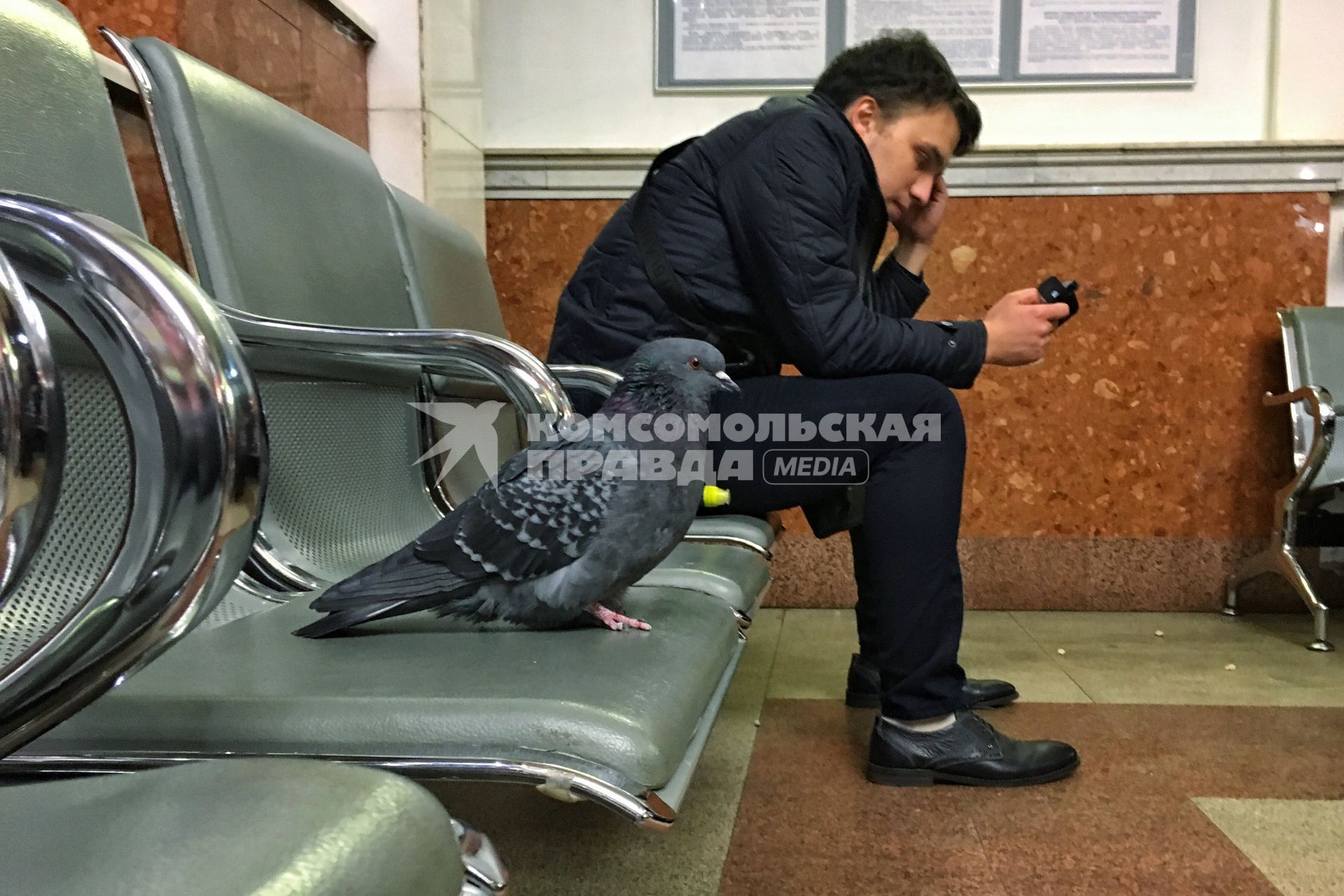 Ярославль.  Юноша  в зале ожидания на вокзале.