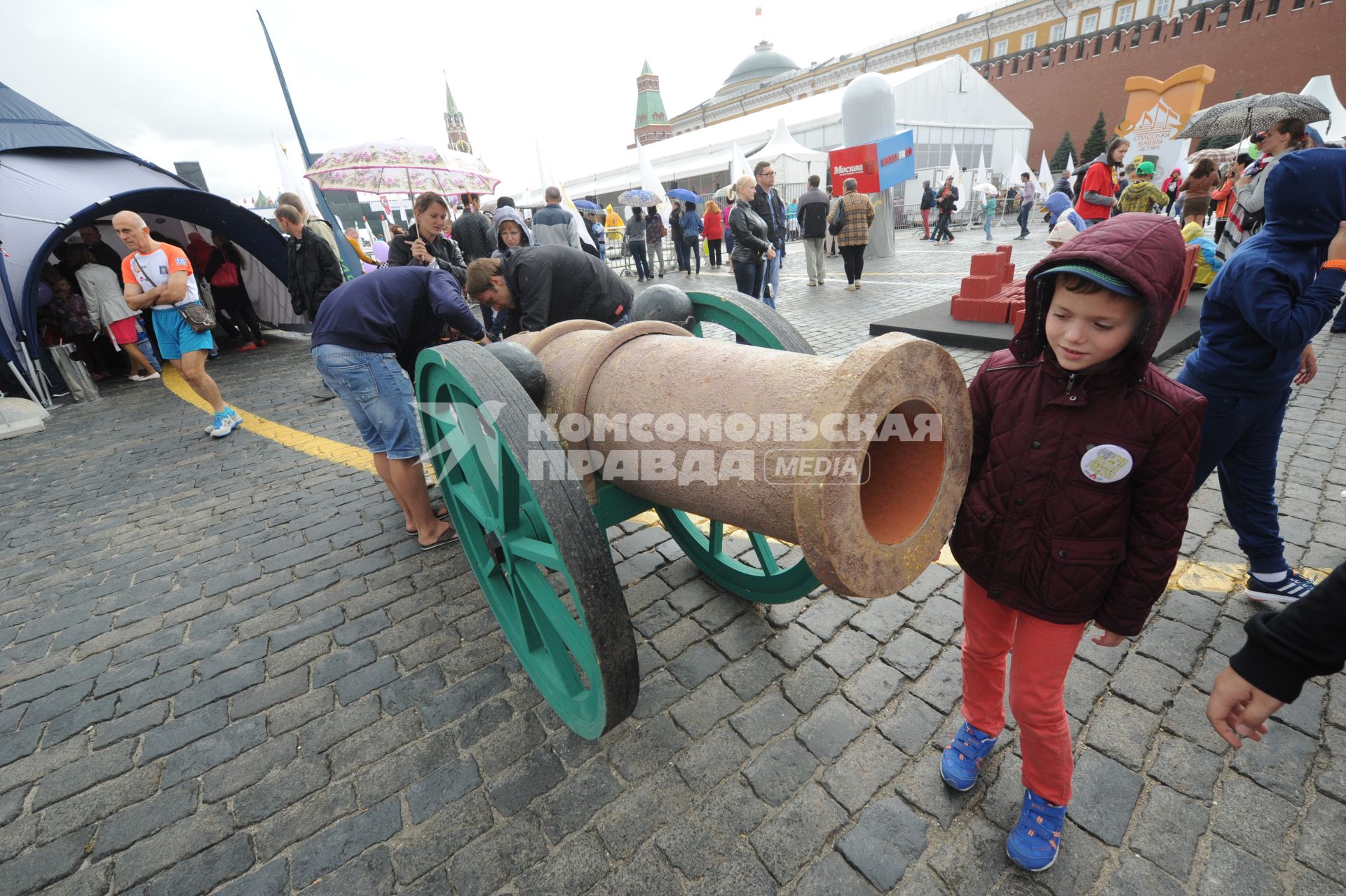 Москва.   Мальчик у макета пушки  на Красной площади.