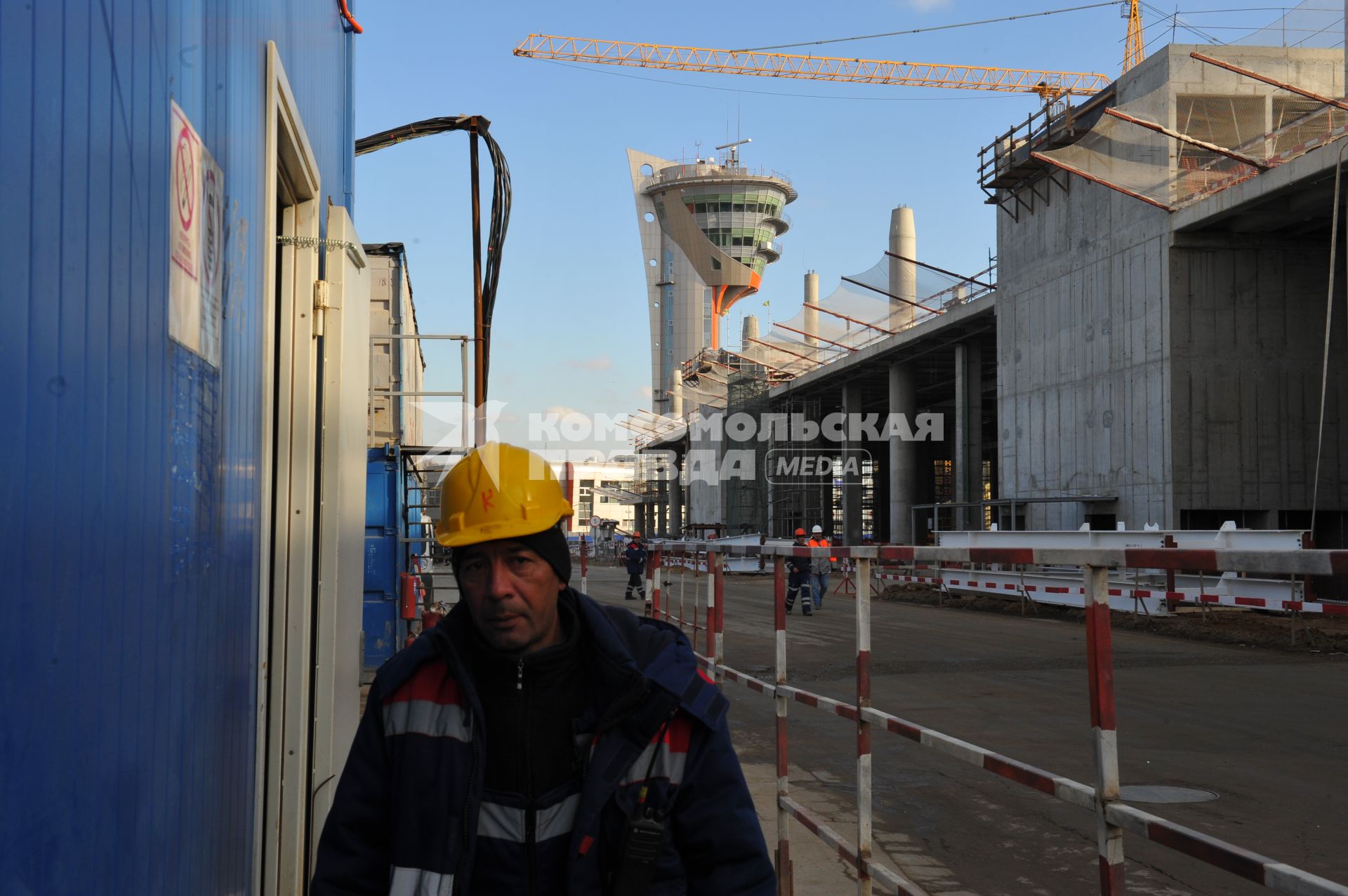 Москва. Рабочий на строительной площадке  пассажирского  терминала  `В` аэропорта `Шереметьево`, который  строят   к чемпионату мира по  футболу- 2018.