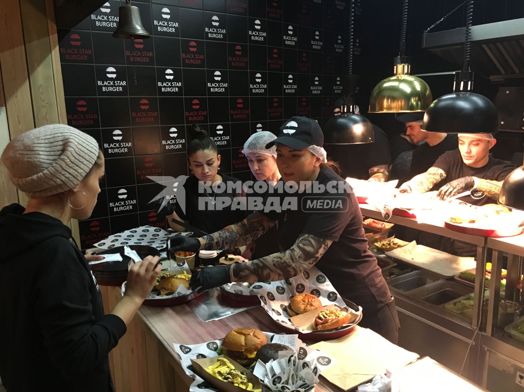 Москва. Посетители  в бургерной `Black Star Burger`, которую  открыл рэпер Тимати на Новом Арбате.