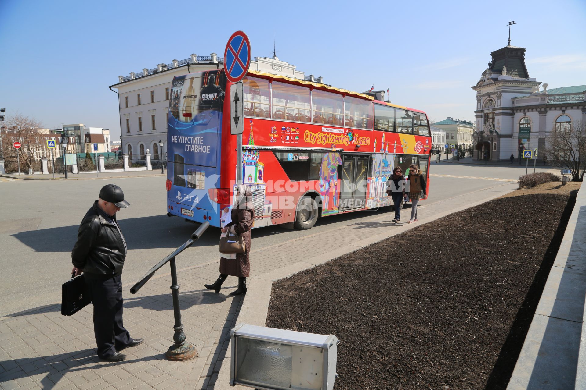 Казань.  Красный двухэтажный туристический автобус на одной из улиц города.