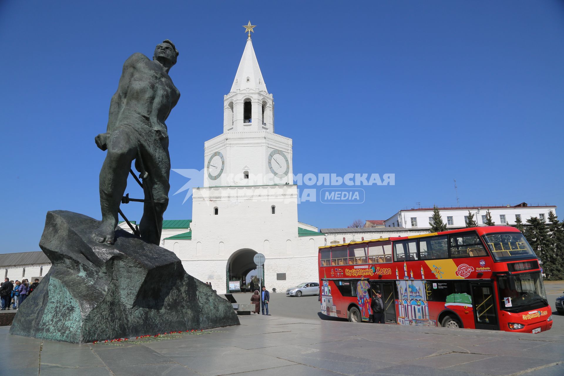 Казань.   Памятник Мусе Джалилю  у Спасской башни Казанского кремля.