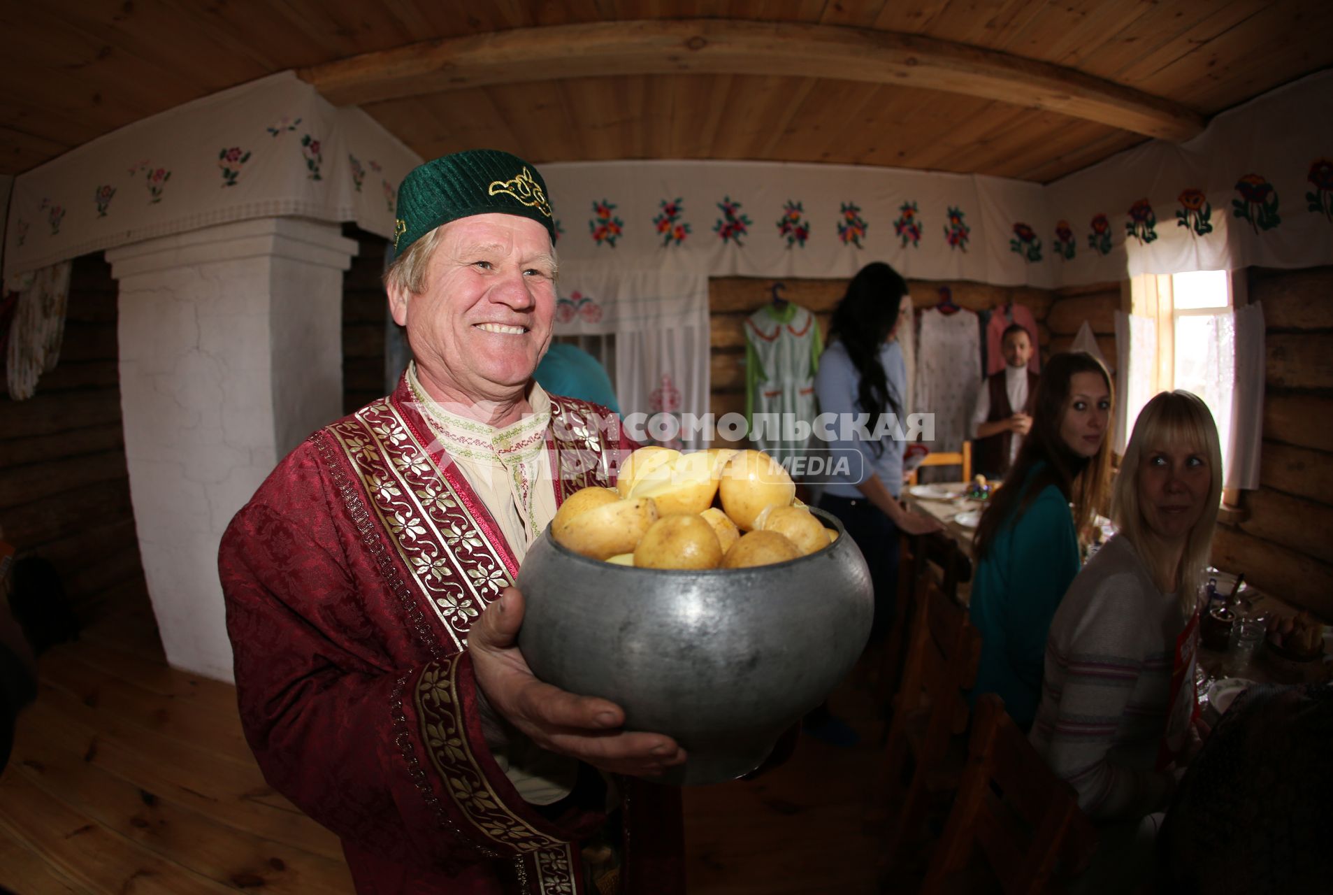 Казань. Туристы в этнографической татарской деревне пробуют национальные блюда.