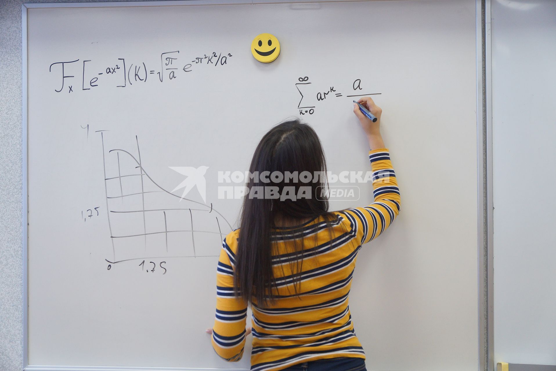 Екатеринбург. Студентка ВУЗа пишет формулу на доске.