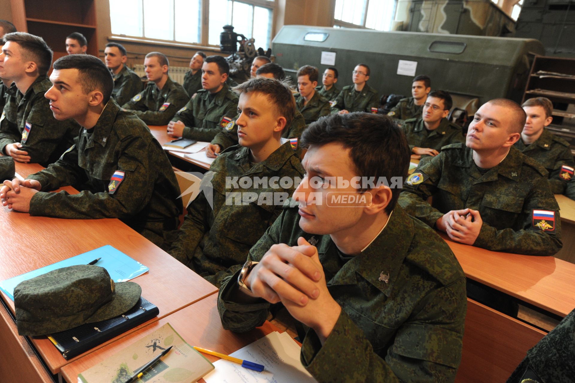 Московская область, п. Орево. Студенты во время  военных сборов на загородной базе МВТУ имени  Н.Э. Баумана.