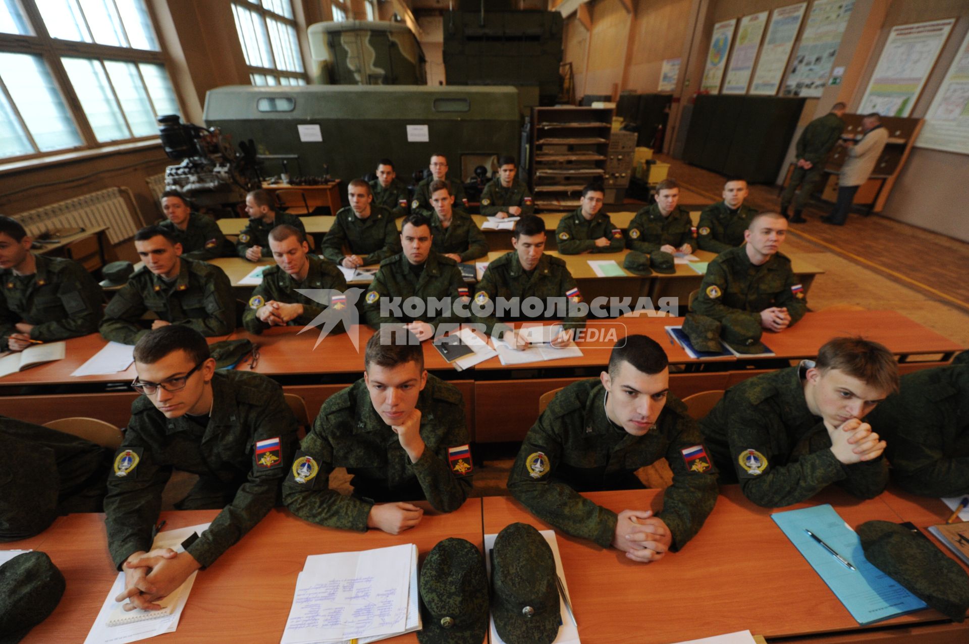 Московская область, п. Орево. Студенты во время  военных сборов на загородной базе МВТУ имени  Н.Э. Баумана.