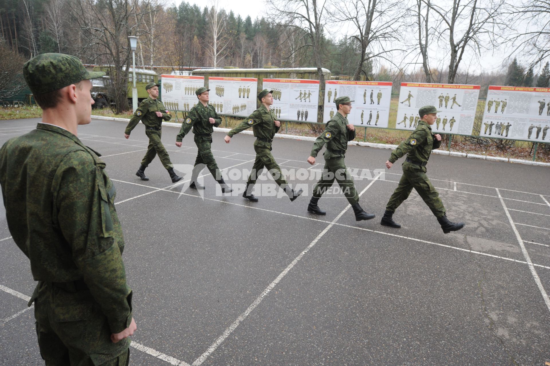 Московская область, п. Орево. Студенты во время  военных сборов на загородной базе МВТУ имени  Н.Э. Баумана.