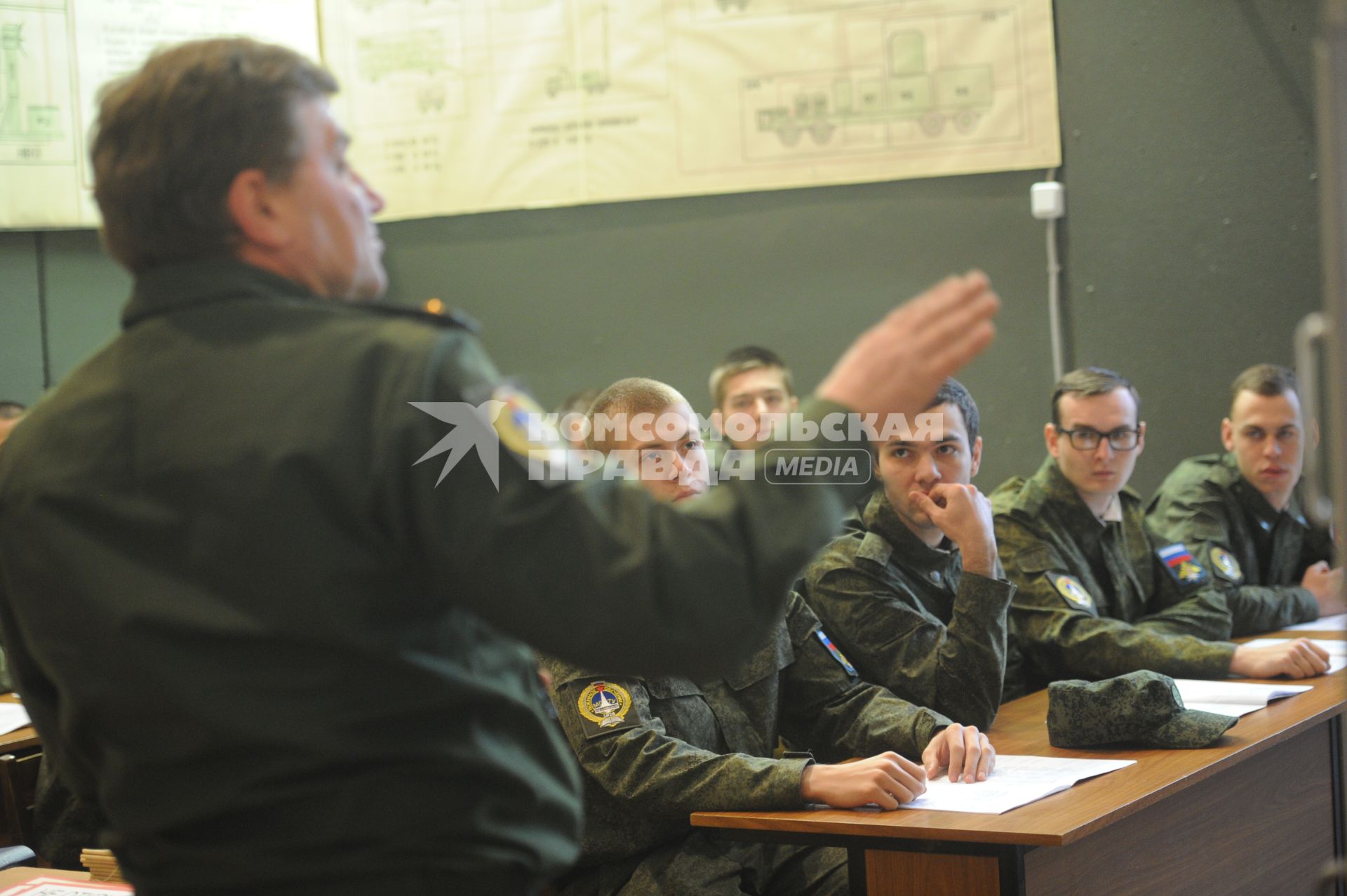 Московская область, п. Орево. Студенты во время  военных сборов на загородной базе МВТУ имени  Н.Э. Баумана.