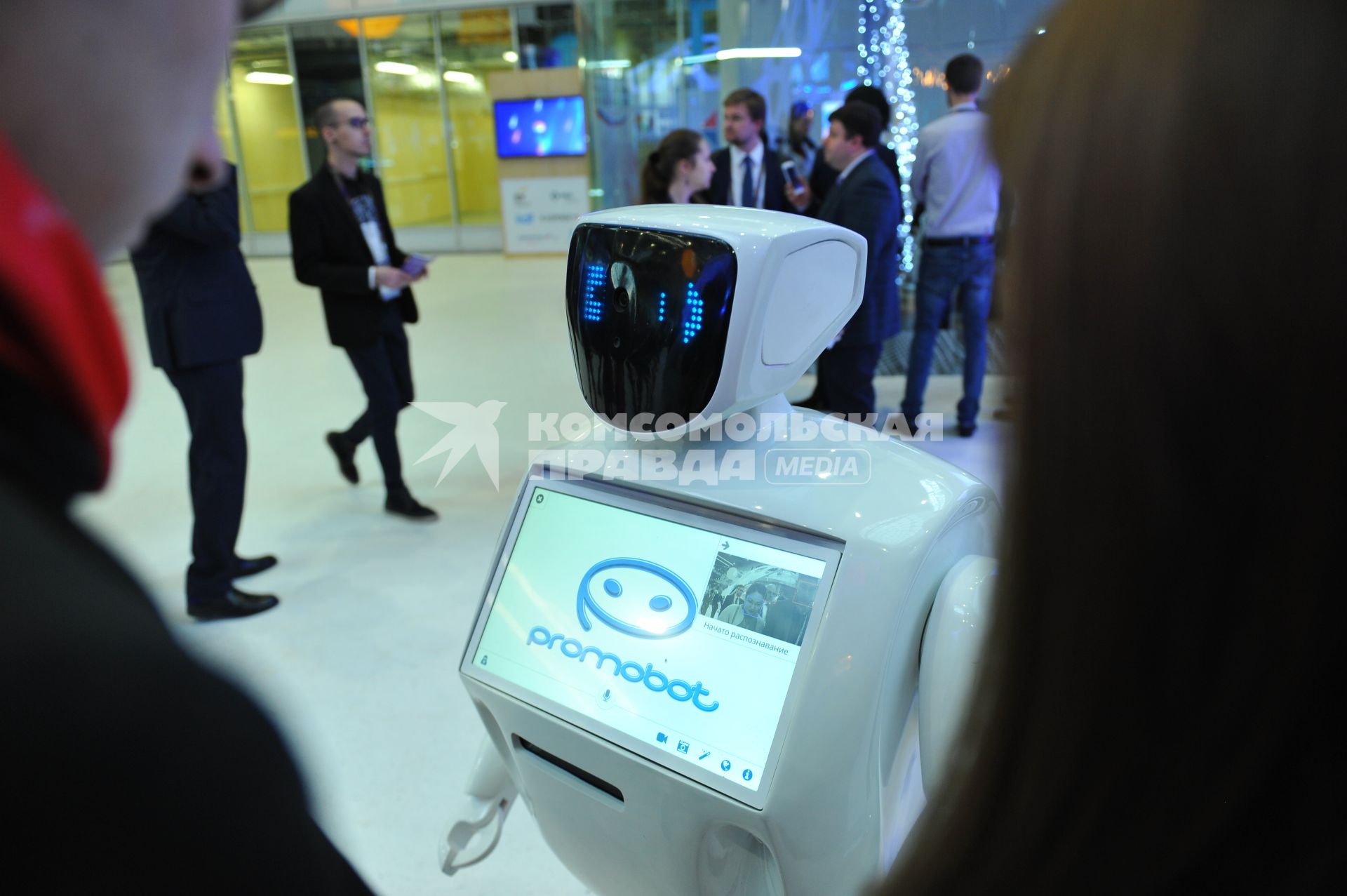 Москва. Говорящий робот Promobot  (Промобот)   на выставке , проходящей в рамках форума`Открытые инновации-2016` в Сколково.