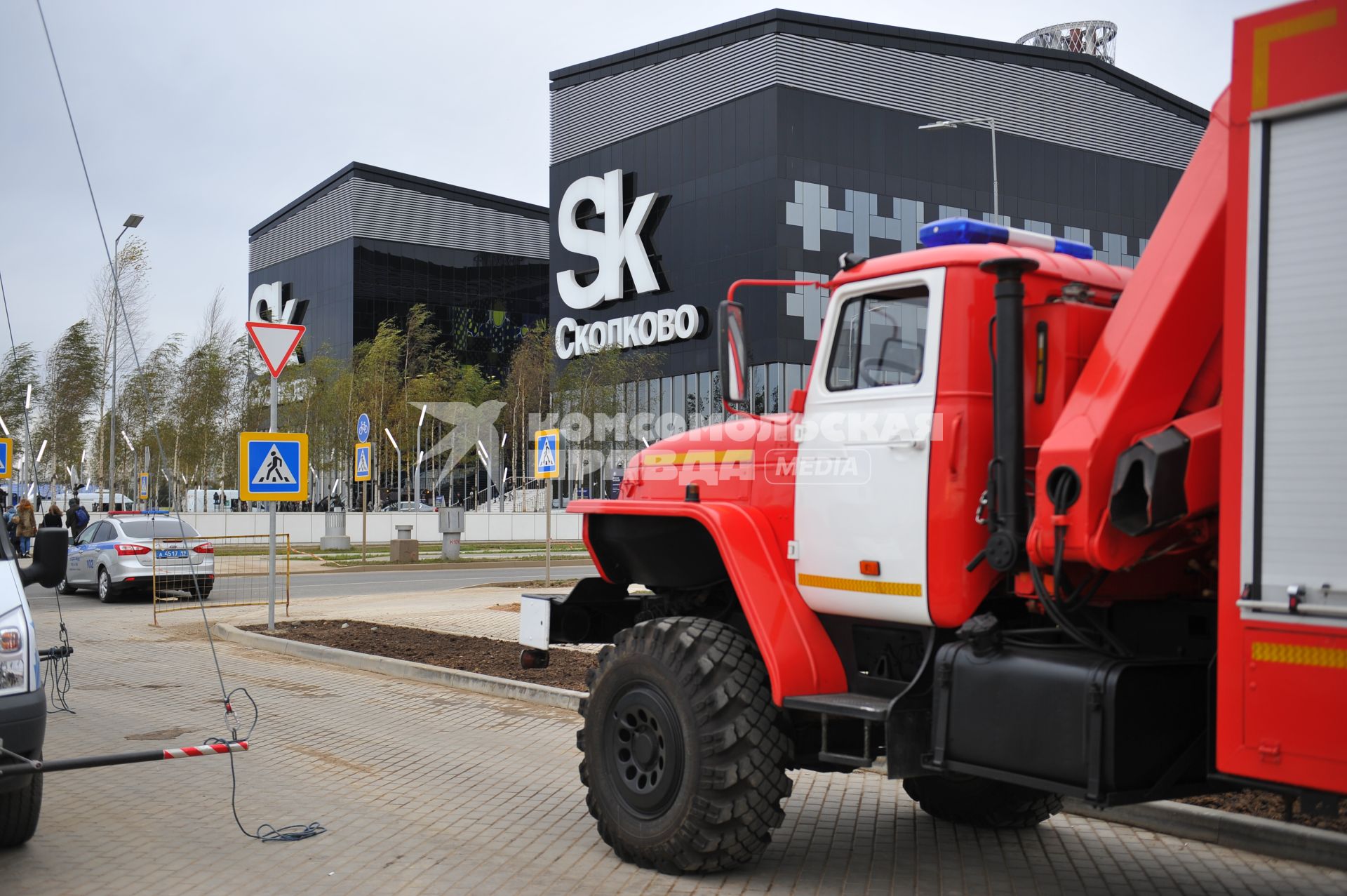 Москва. Пожарная машина  у Инновационный центр `Сколково`, в котором проходит форум `Открытые инновации-2016`.